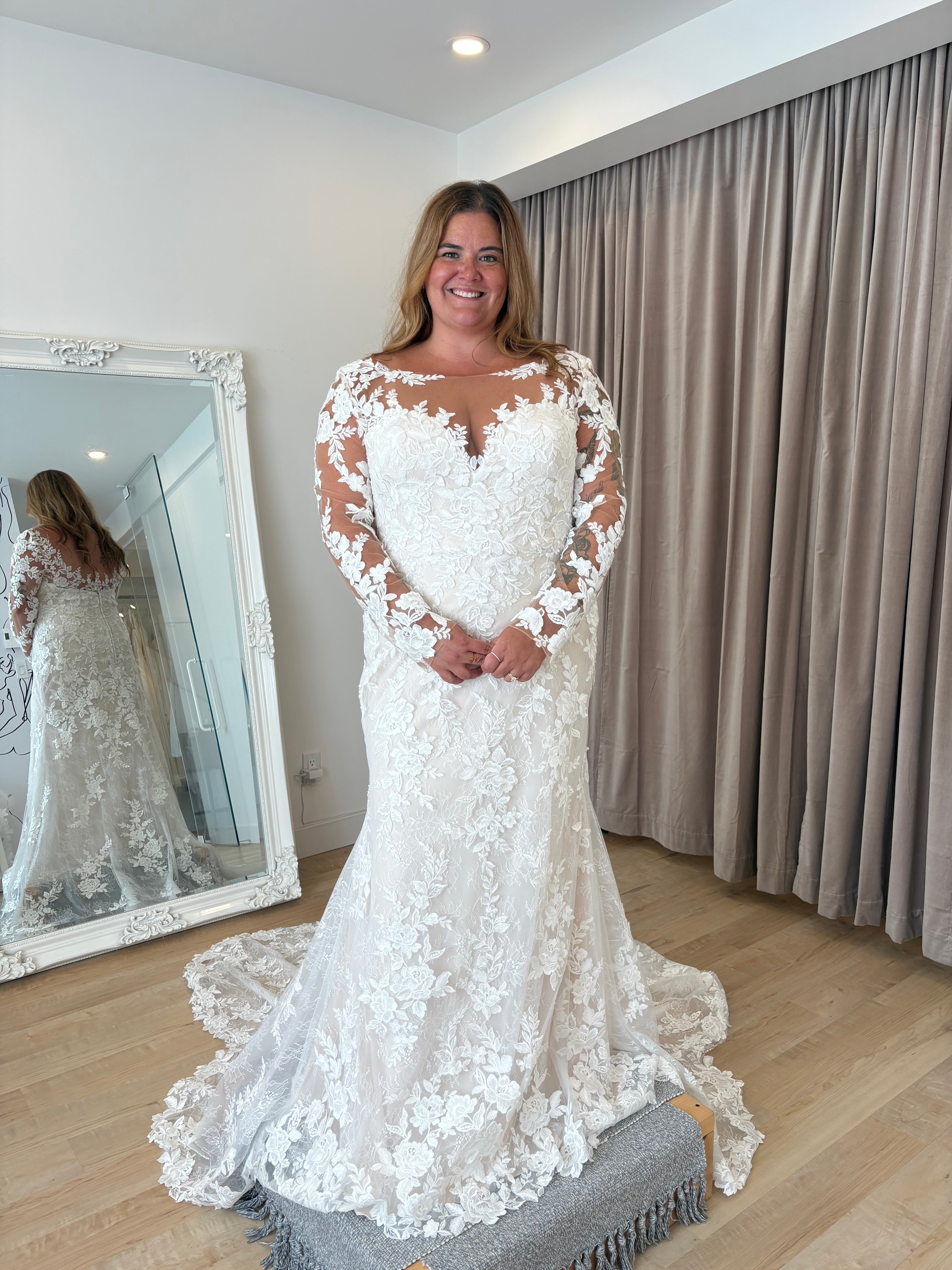 Alexie *taille plus* *échantillon taille 20W* - robe de mariée classique de coupe ajustée en dentelle avec haut illusion et manches longues Alexie *taille plus* *échantillon taille 20W* - robe de mariée classique de coupe ajustée en dentelle avec haut illusion et manches longues