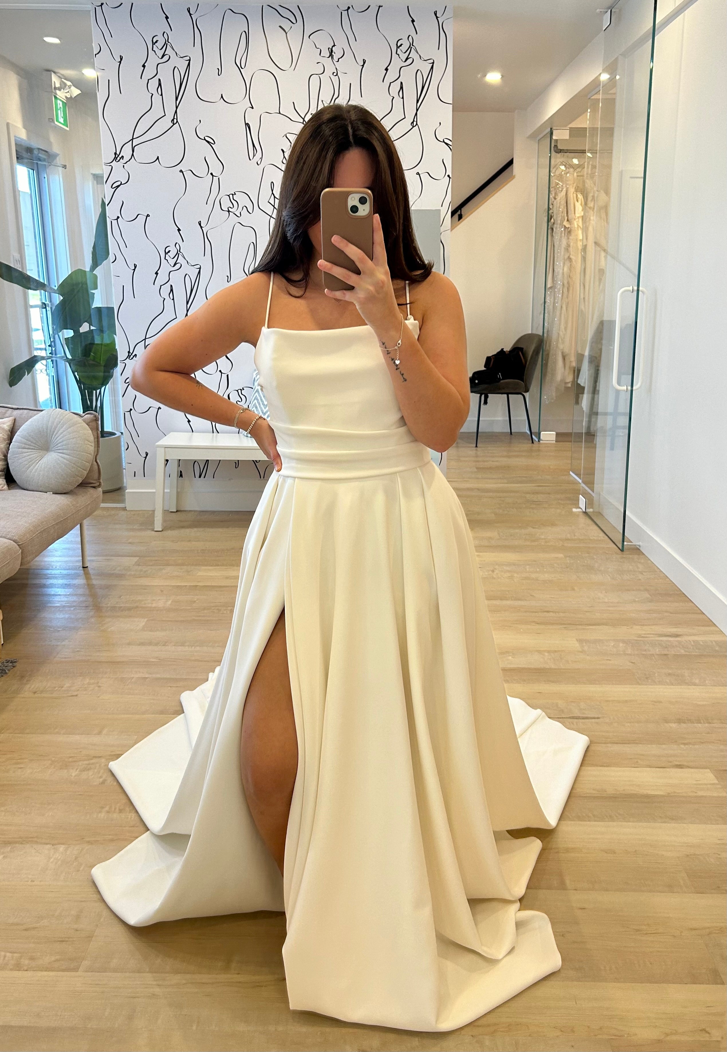 Lanson - robe de mariée moderne et intemporelle à encolure droite et jambe fendue Lanson - robe de mariée moderne et intemporelle à encolure droite et jambe fendue