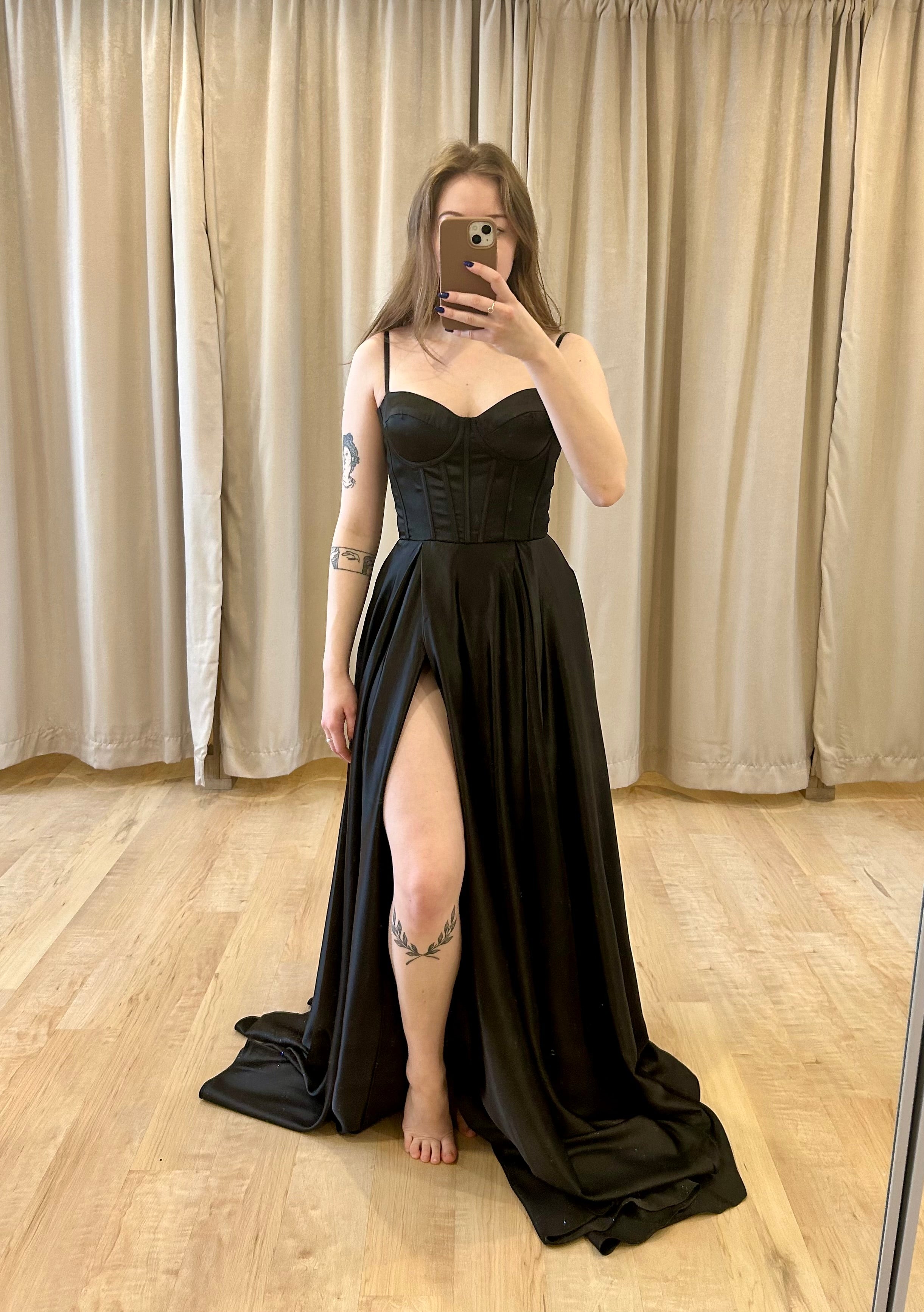 Heather - robe longue en tissus satiné avec corset, bretelles fines, dos lacé et jambe fendue Heather - robe longue en tissus satiné avec corset, bretelles fines, dos lacé et jambe fendue