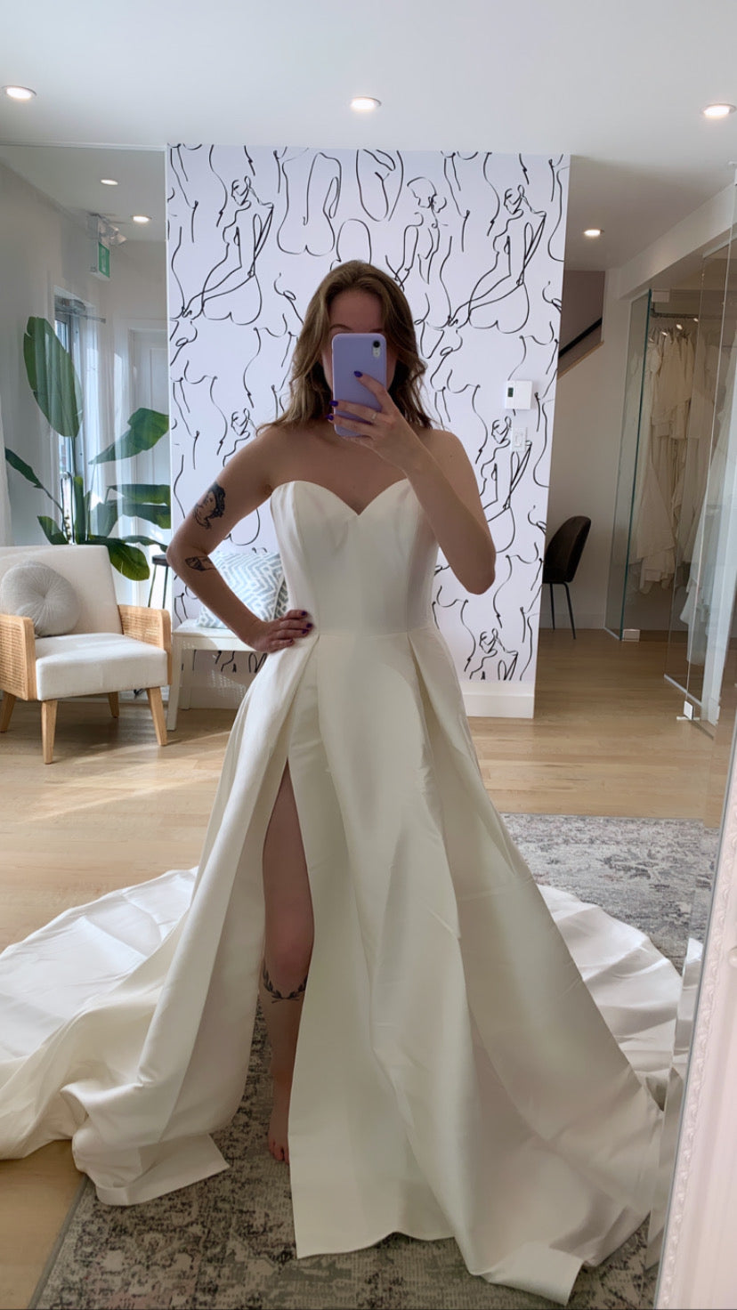 * EXCLUSIVITÉ * August - robe de mariée moderne et classique à bustier en coeur en tissus satiné avec jupe ample sans crinoline à plis français et fente * EXCLUSIVITÉ * August - robe de mariée moderne et classique à bustier en coeur en tissus satiné avec jupe ample sans crinoline à plis français et fente