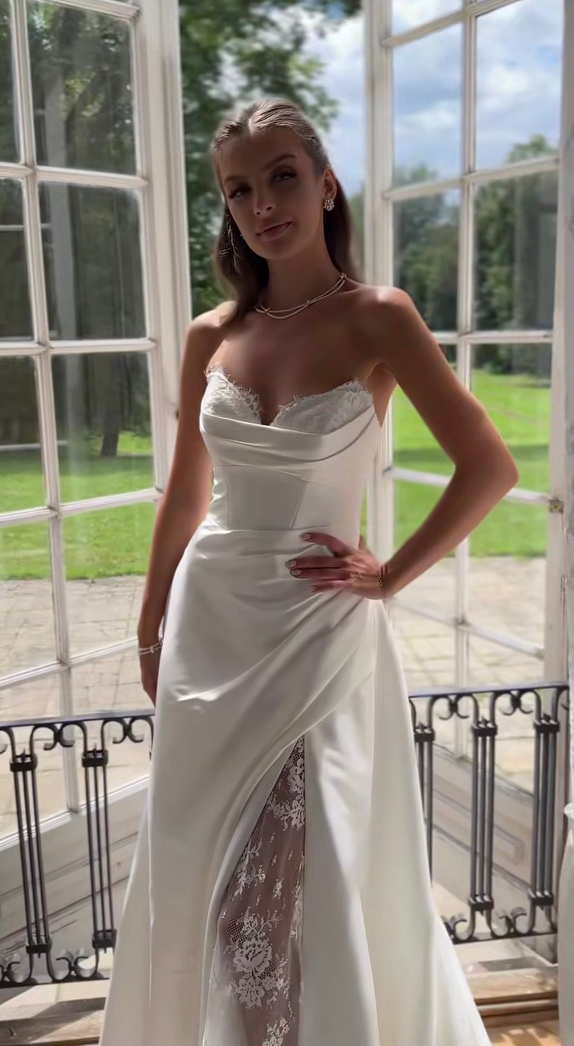 Helen - robe de mariée moderne et classique à bustier avec insertion de dentelle et jambe fendue avec dentelle Helen - robe de mariée moderne et classique à bustier avec insertion de dentelle et jambe fendue avec dentelle