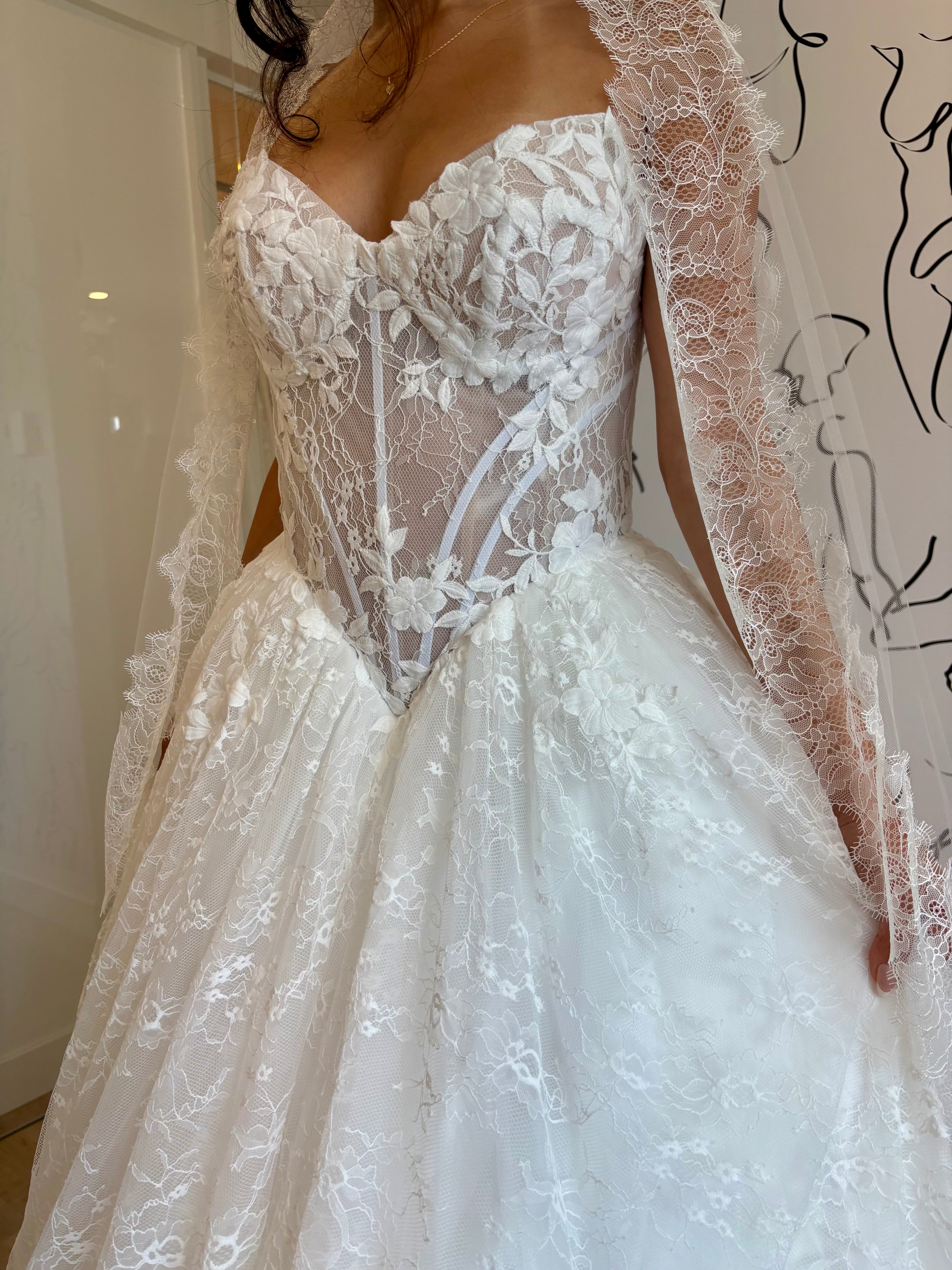 *EXCLUSIVITÉ* Fia - robe de mariée toute en dentelle à jupe volumineuse et corset basque *EXCLUSIVITÉ* Fia - robe de mariée toute en dentelle à jupe volumineuse et corset basque