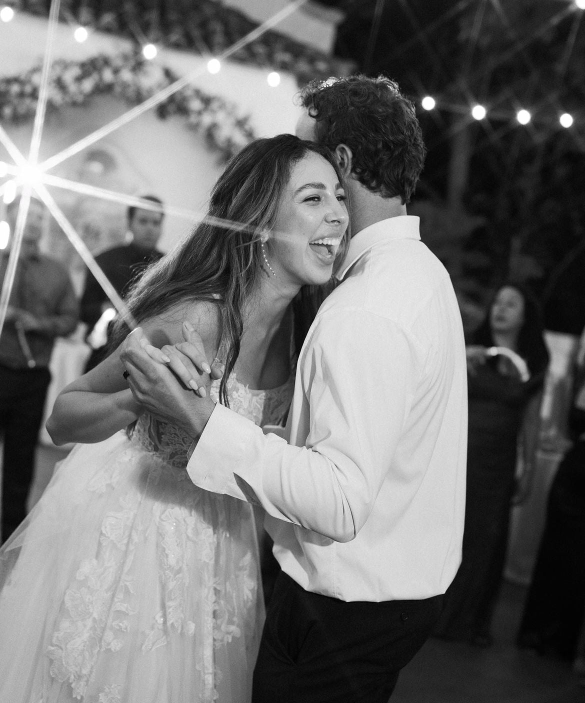 Alfie - robe en A volumineuse avec dentelle florale légèrement brodée et encolure droite Alfie - robe en A volumineuse avec dentelle florale légèrement brodée et encolure droite