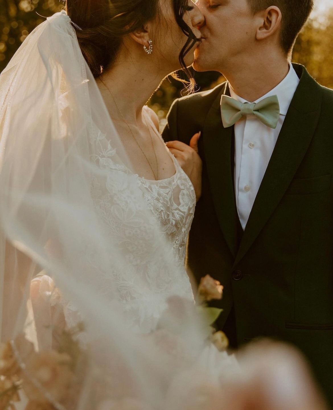 Alfie - robe en A volumineuse avec dentelle florale légèrement brodée et encolure droite Alfie - robe en A volumineuse avec dentelle florale légèrement brodée et encolure droite