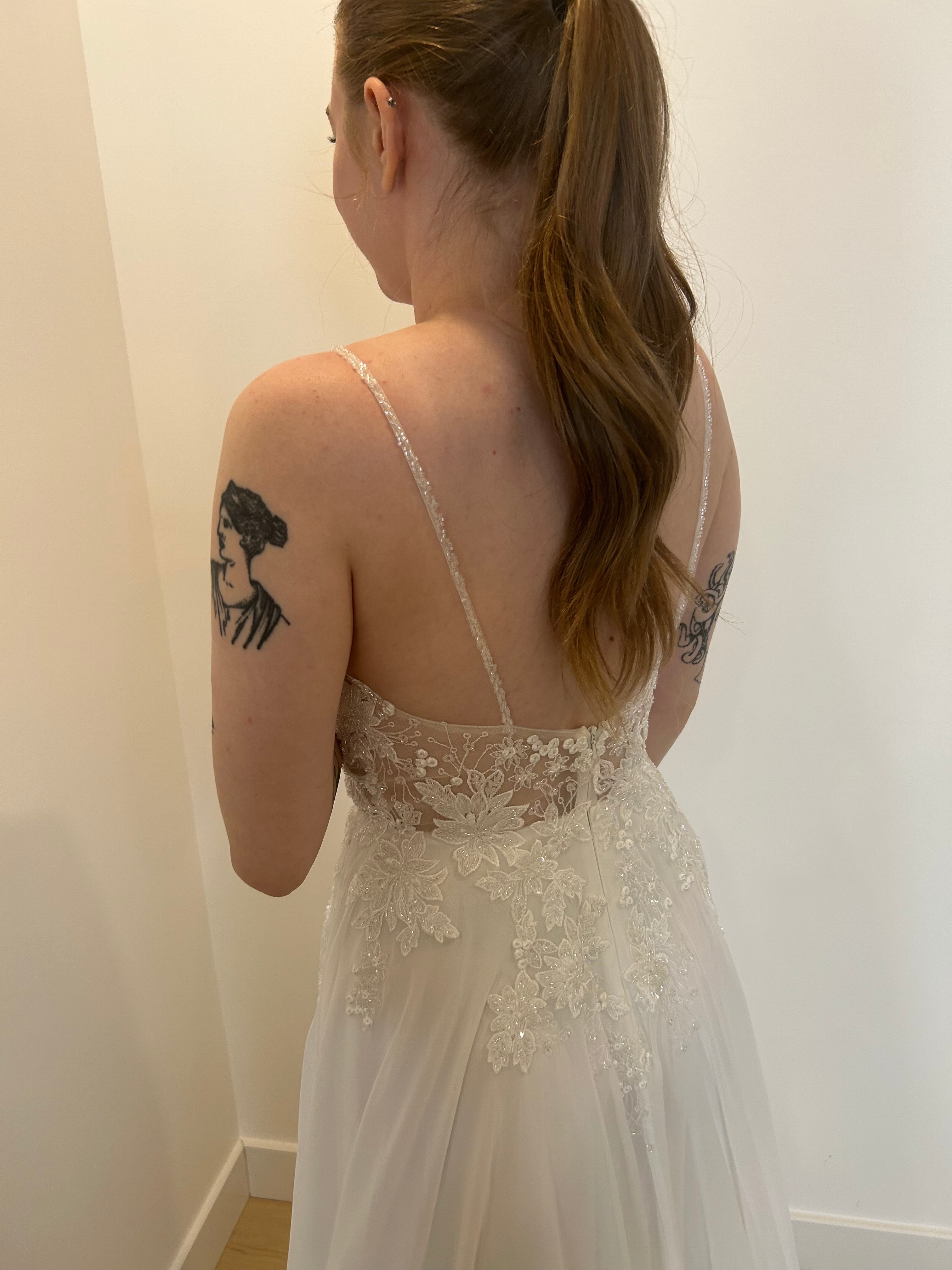 Celeste - robe longue avec jupe en chiffon et haut brodé dentelle avec brillants avec bretelles fines Celeste - robe longue avec jupe en chiffon et haut brodé dentelle avec brillants avec bretelles fines