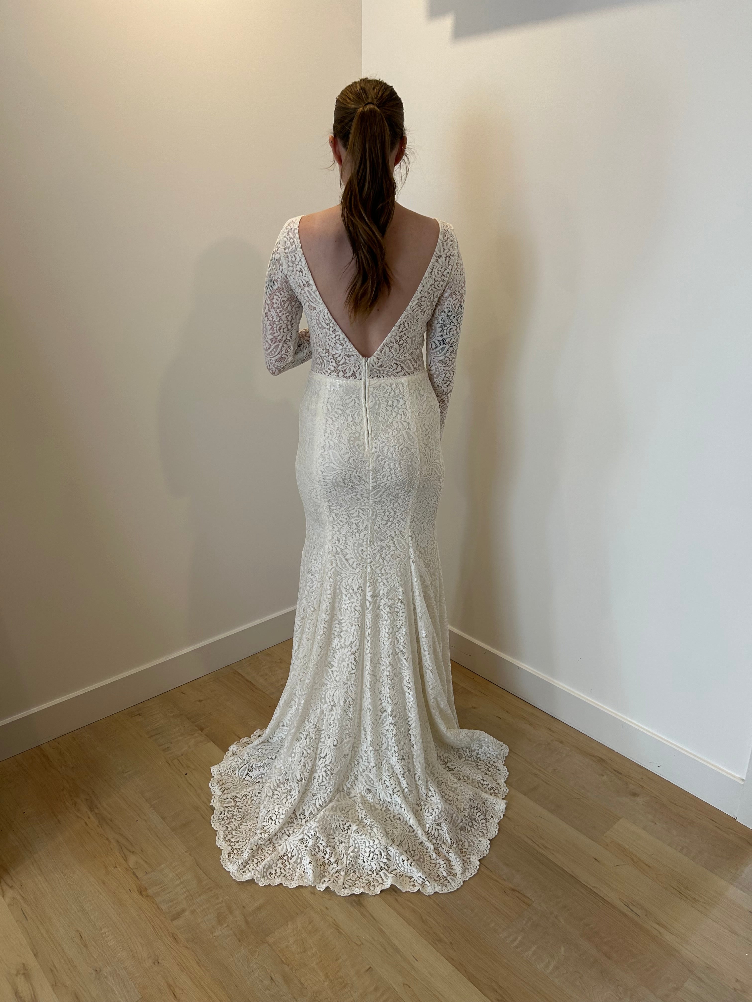 Wilma - robe de mariée en dentelle extensible de coupe ajustée avec dos ouvert en V Wilma - robe de mariée en dentelle extensible de coupe ajustée avec dos ouvert en V