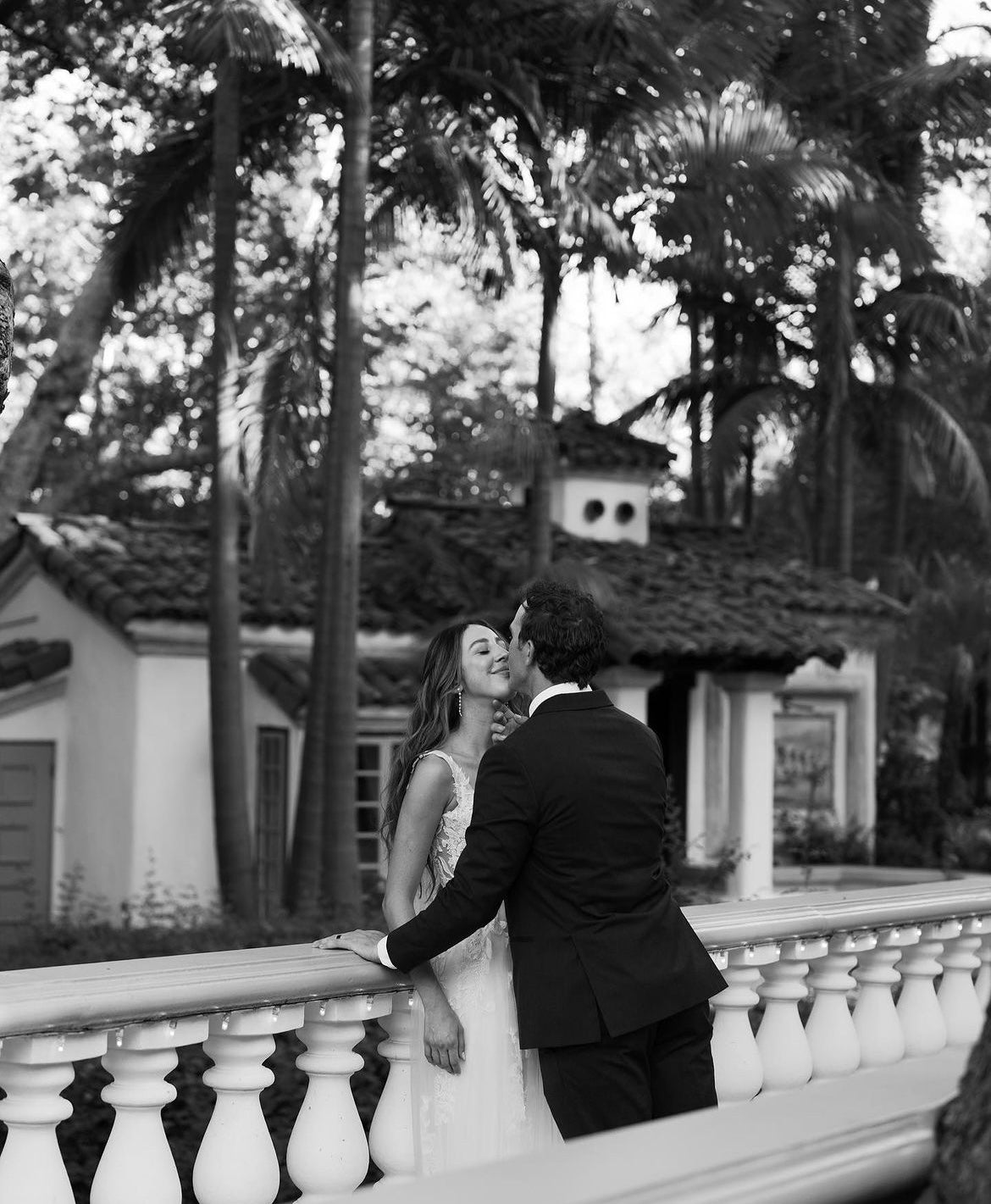 Alfie - robe en A volumineuse avec dentelle florale légèrement brodée et encolure droite Alfie - robe en A volumineuse avec dentelle florale légèrement brodée et encolure droite