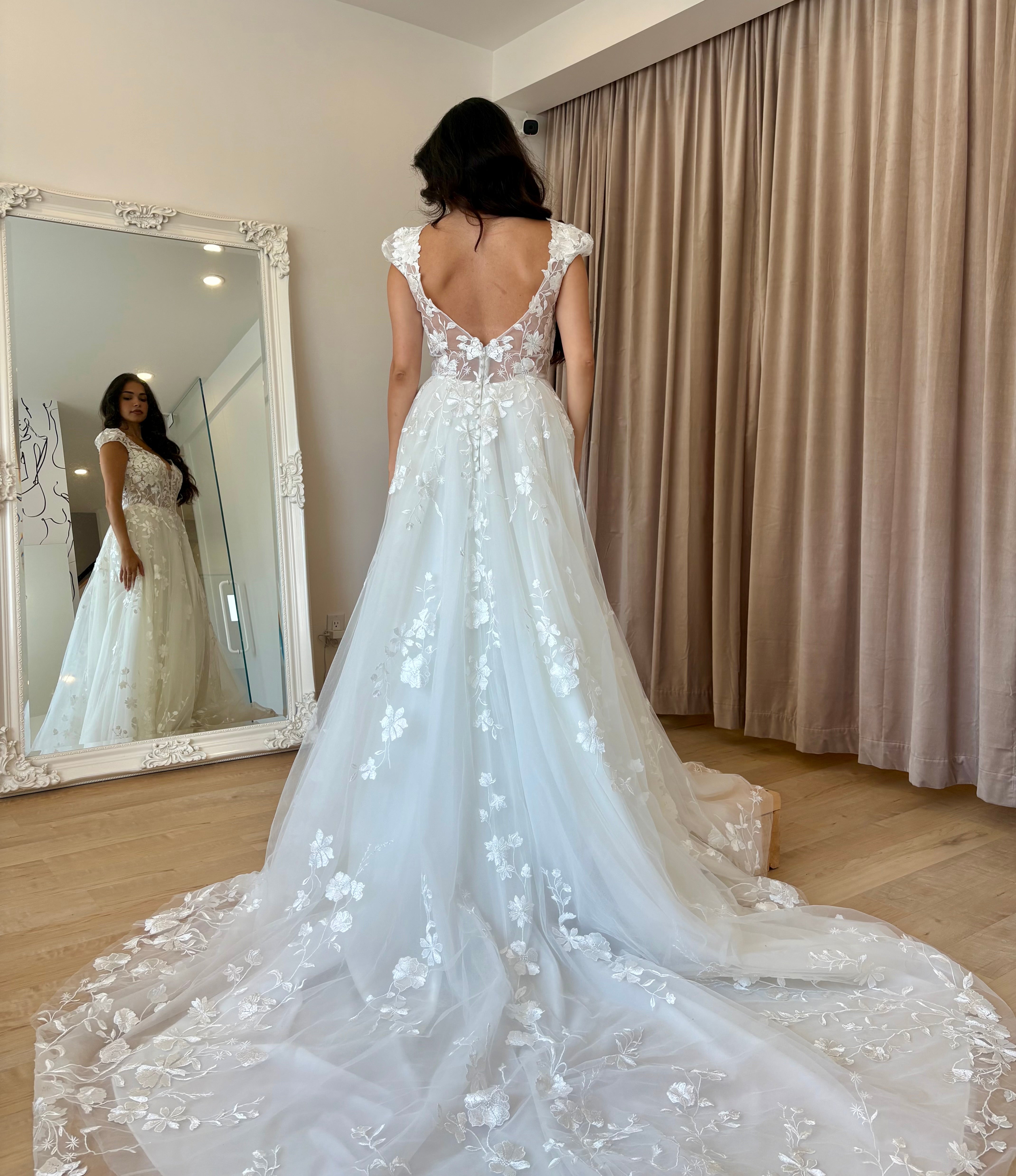 Juno - robe de mariée unique et festive avec dentelle brodée haut de gamme et manches courtes bouffantes Juno - robe de mariée unique et festive avec dentelle brodée haut de gamme et manches courtes bouffantes