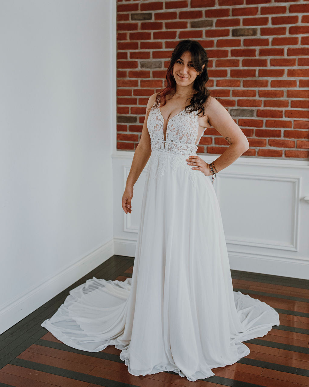 Shiloh *taille plus* - robe de mariée boho sans manches avec haut en V et décolleté illusion Shiloh *taille plus* - robe de mariée boho sans manches avec haut en V et décolleté illusion