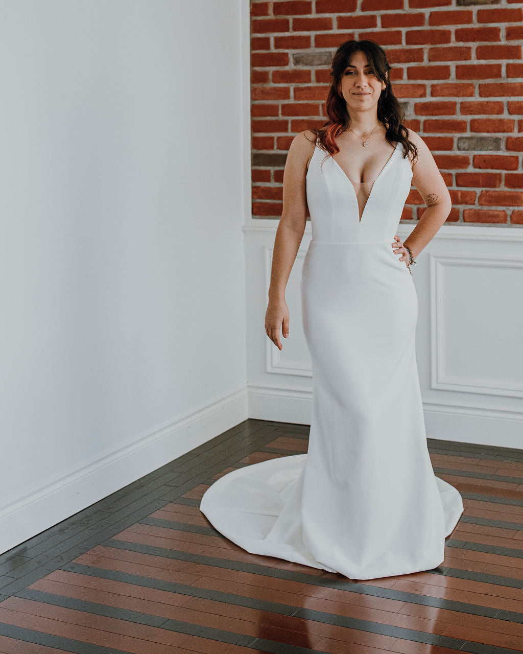 Mauricia *échantillon taille 14*- robe de mariée de coupe ajustée sans manches en crêpe avec dos noué Mauricia *échantillon taille 14*- robe de mariée de coupe ajustée sans manches en crêpe avec dos noué