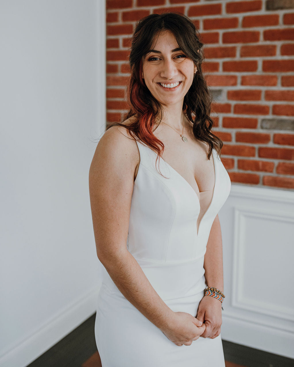 Mauricia *échantillon taille 14*- robe de mariée de coupe ajustée sans manches en crêpe avec dos noué Mauricia *échantillon taille 14*- robe de mariée de coupe ajustée sans manches en crêpe avec dos noué