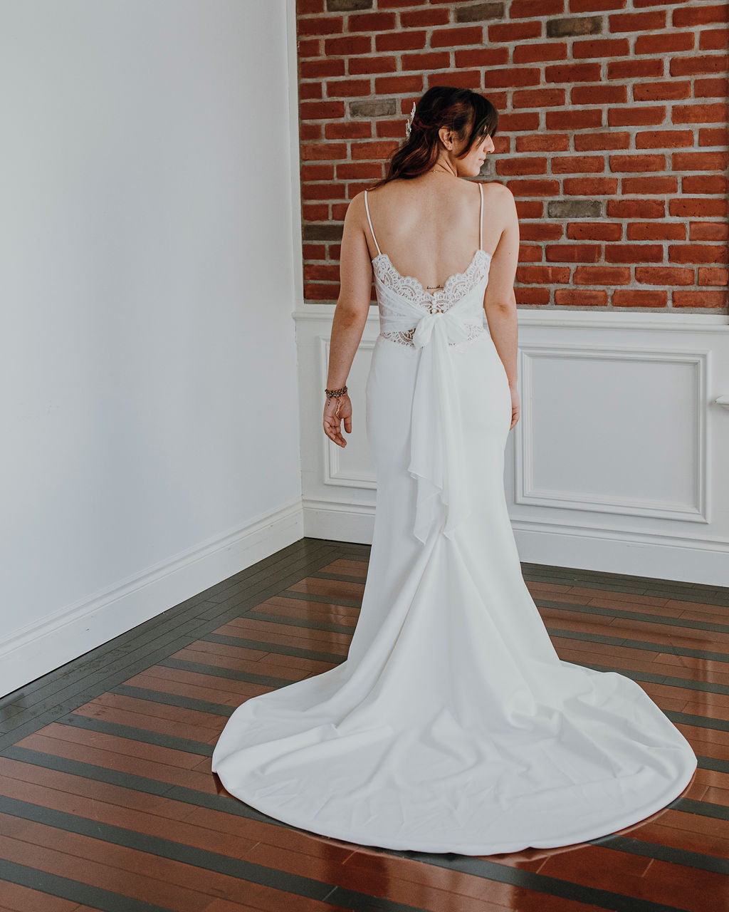 Mauricia *échantillon taille 14*- robe de mariée de coupe ajustée sans manches en crêpe avec dos noué Mauricia *échantillon taille 14*- robe de mariée de coupe ajustée sans manches en crêpe avec dos noué