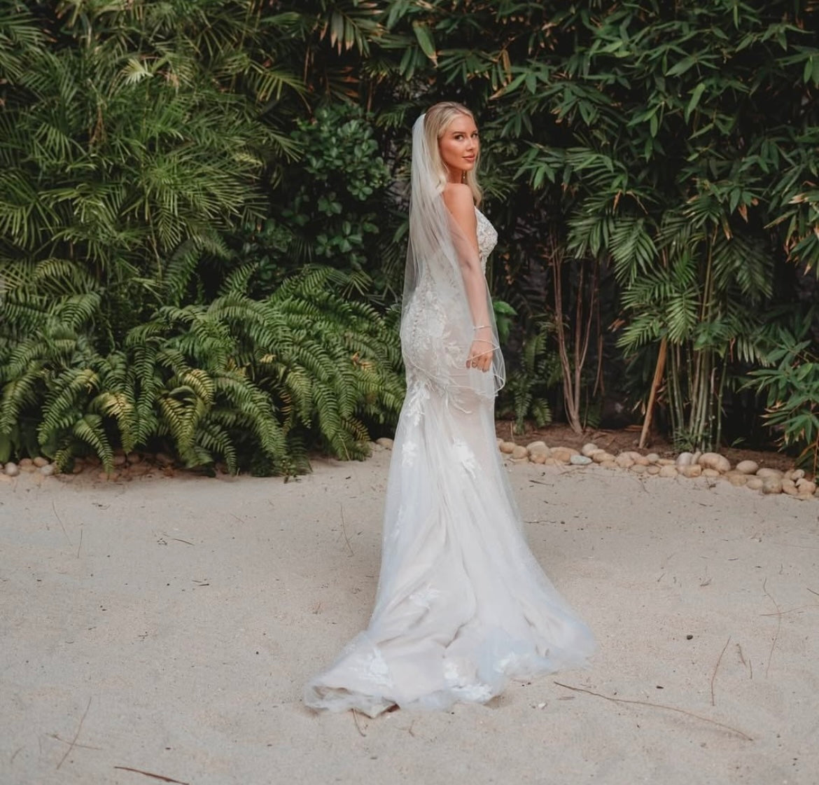 Natalia - robe de mariée sexy et audacieuse de coupe ajustée en dentelle luxueuse et dos ouvert en V Natalia - robe de mariée sexy et audacieuse de coupe ajustée en dentelle luxueuse et dos ouvert en V