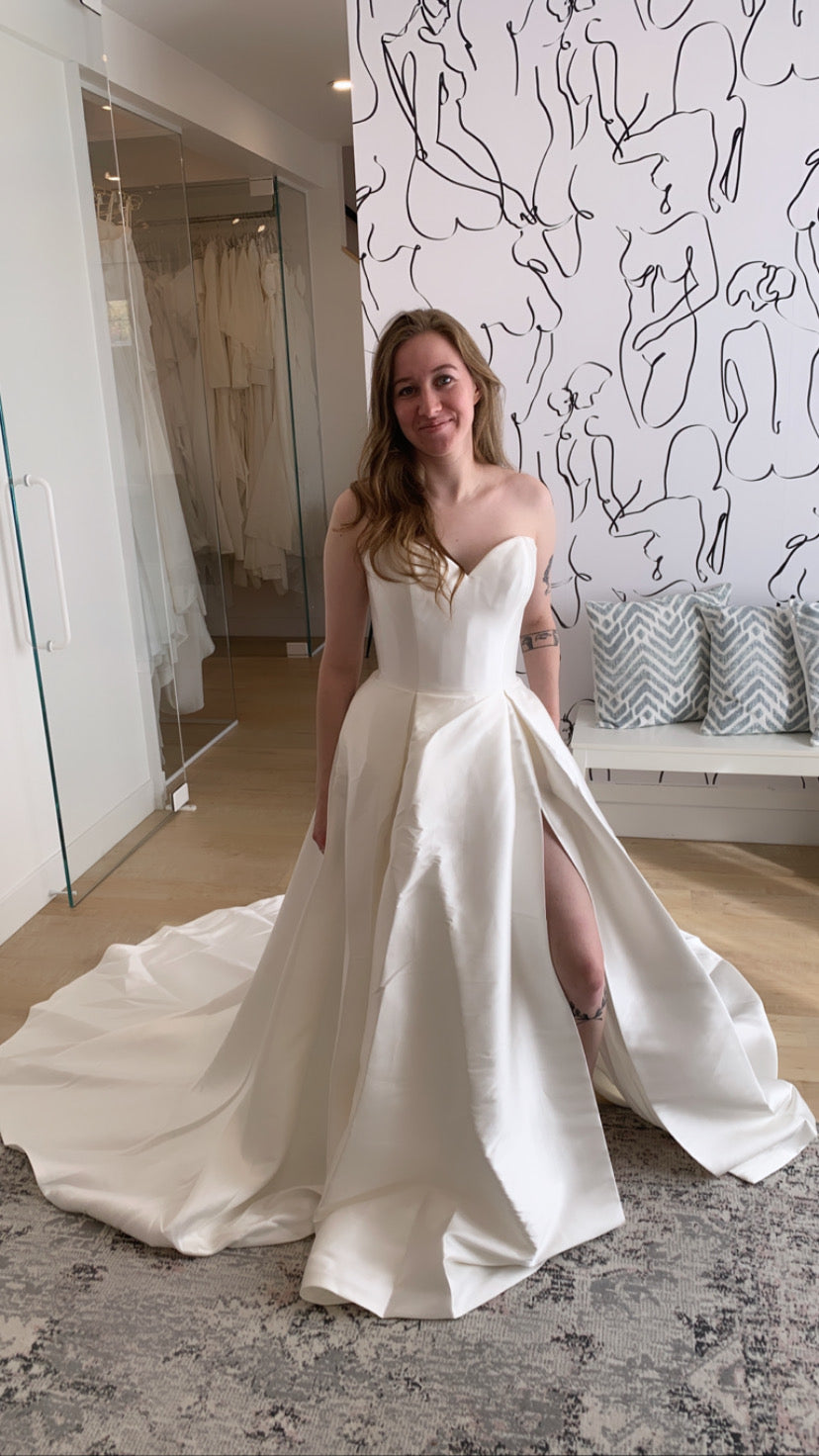 * EXCLUSIVITÉ * August - robe de mariée moderne et classique à bustier en coeur en tissus satiné avec jupe ample sans crinoline à plis français et fente * EXCLUSIVITÉ * August - robe de mariée moderne et classique à bustier en coeur en tissus satiné avec jupe ample sans crinoline à plis français et fente