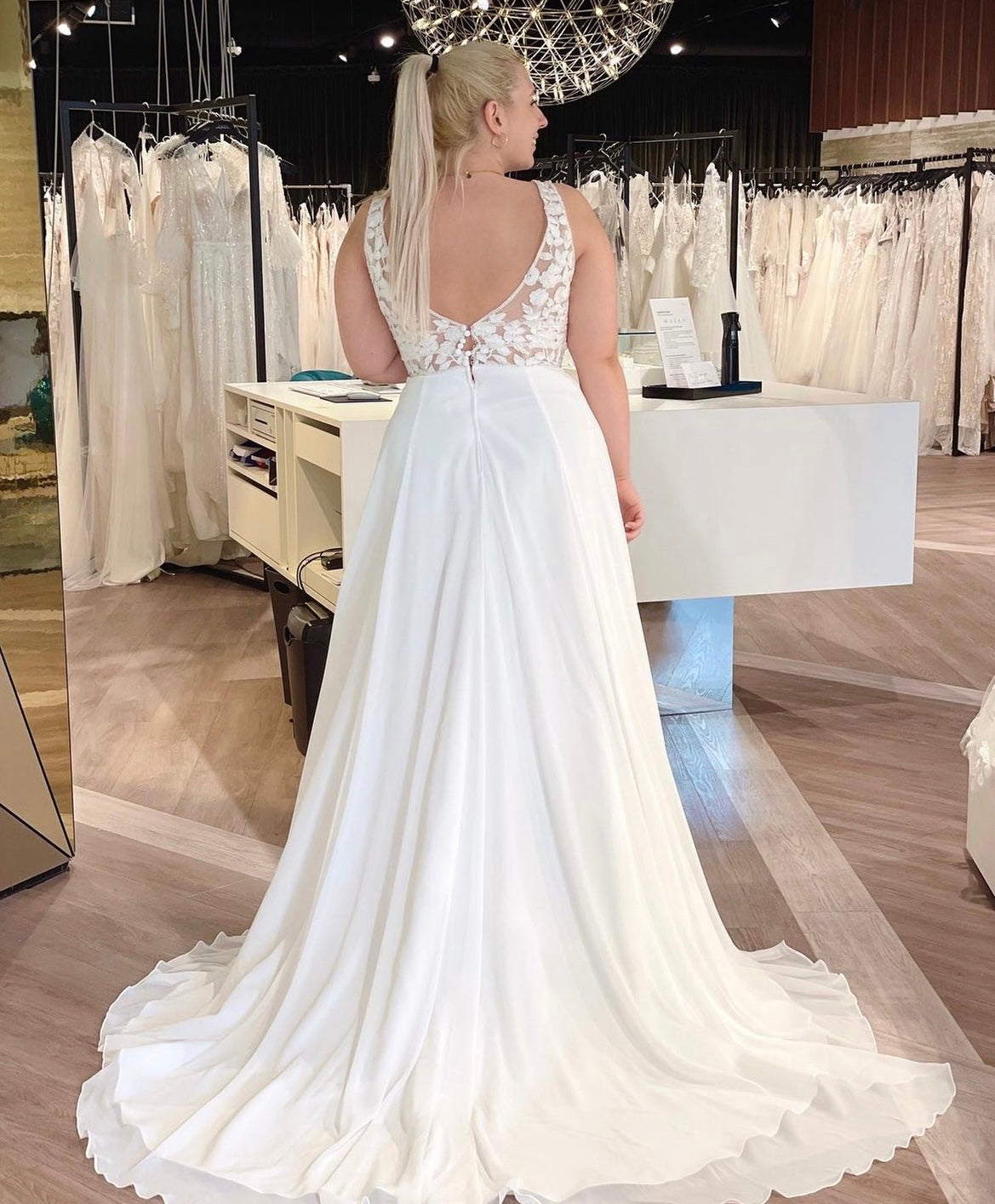 Molly *échantillon taille 26* - robe de mariée sans manches avec haut en V en dentelle de coton, jupe de chiffon et taille marquée Molly *échantillon taille 26* - robe de mariée sans manches avec haut en V en dentelle de coton, jupe de chiffon et taille marquée