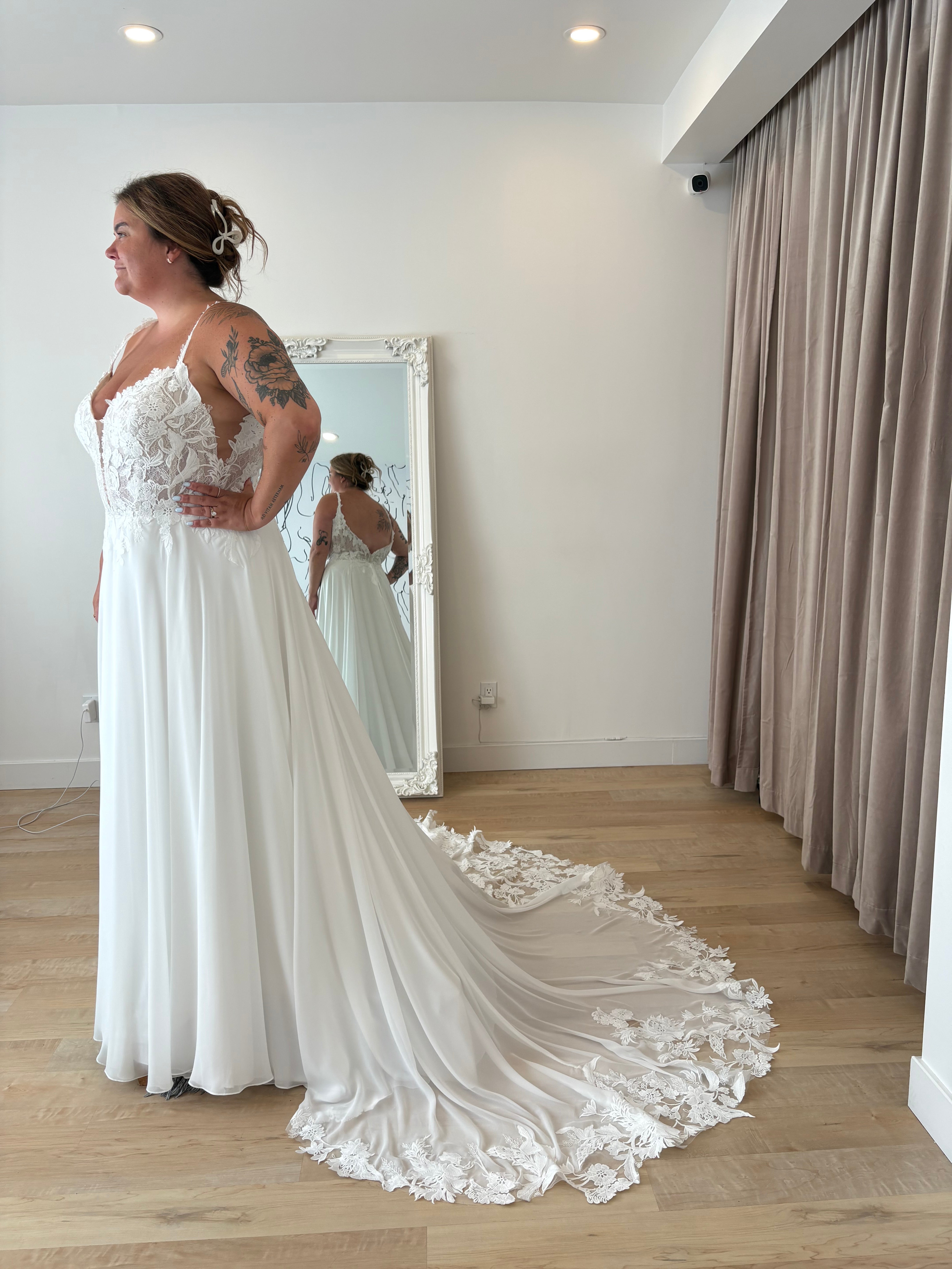 Brayson - robe de mariée boho avec dentelle et jupe en chiffon à traîne magistrale Brayson - robe de mariée boho avec dentelle et jupe en chiffon à traîne magistrale