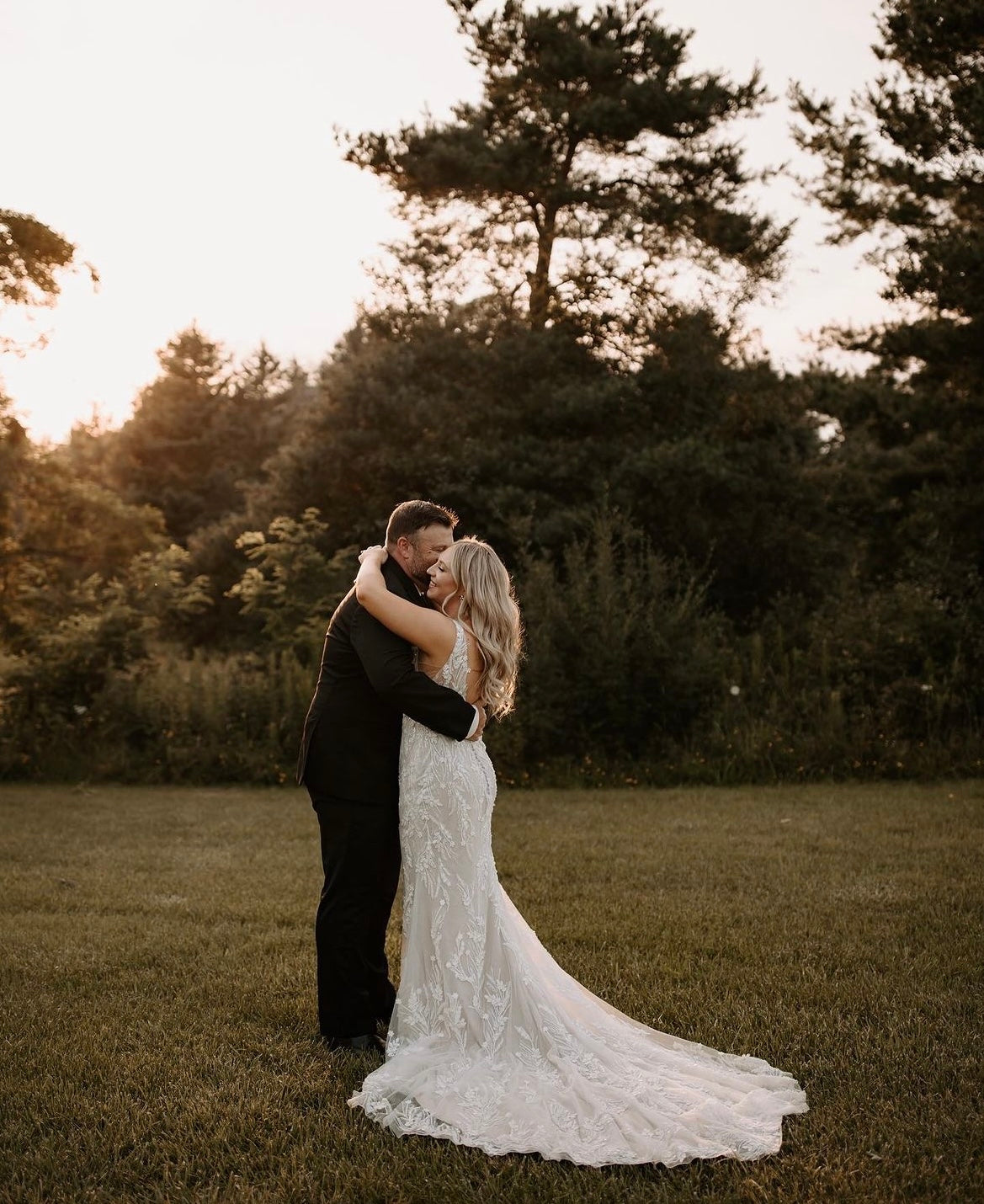 Xena - robe à coupe ajustée à dentelle perlée luxueuse et dos dénudé, avec boucles amovibles Xena - robe à coupe ajustée à dentelle perlée luxueuse et dos dénudé, avec boucles amovibles