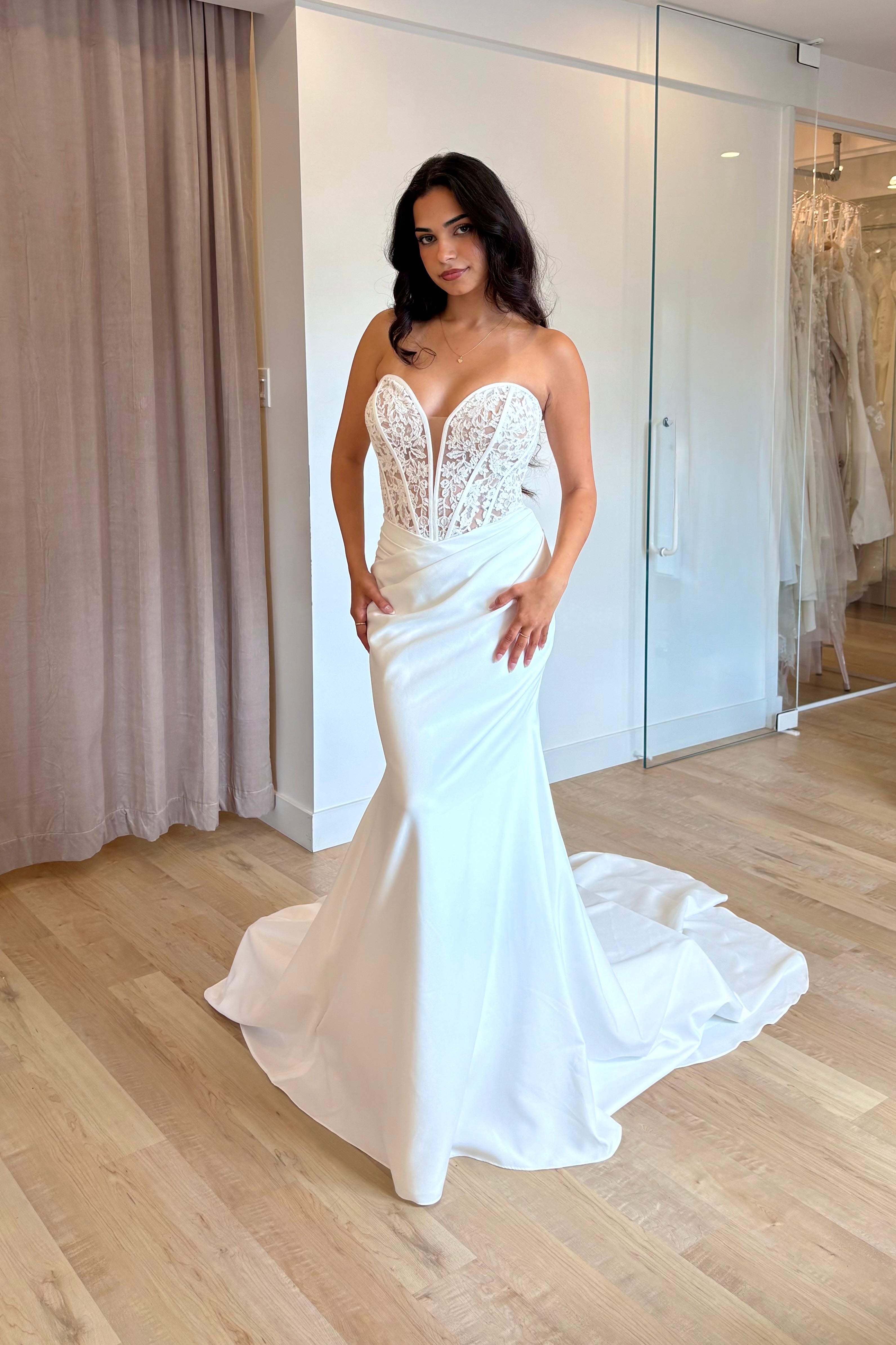 Nadine - robe de mariée coupe ajustée en crêpe avec haut de style corset en dentelle sans perle Nadine - robe de mariée coupe ajustée en crêpe avec haut de style corset en dentelle sans perle