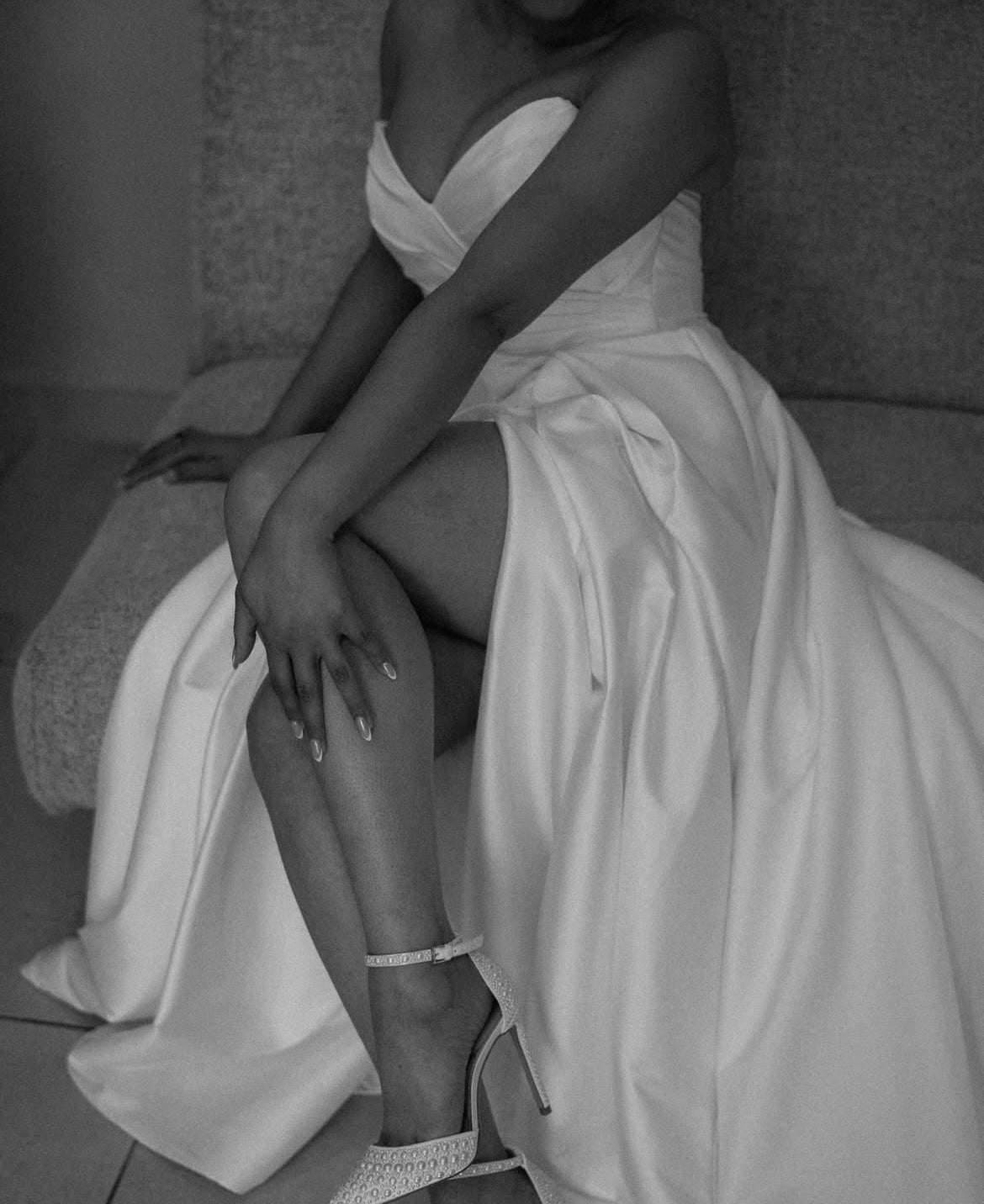 Watson - robe de mariée moderne et classique à bustier en coeur et fente dramatique à la jambe Watson - robe de mariée moderne et classique à bustier en coeur et fente dramatique à la jambe