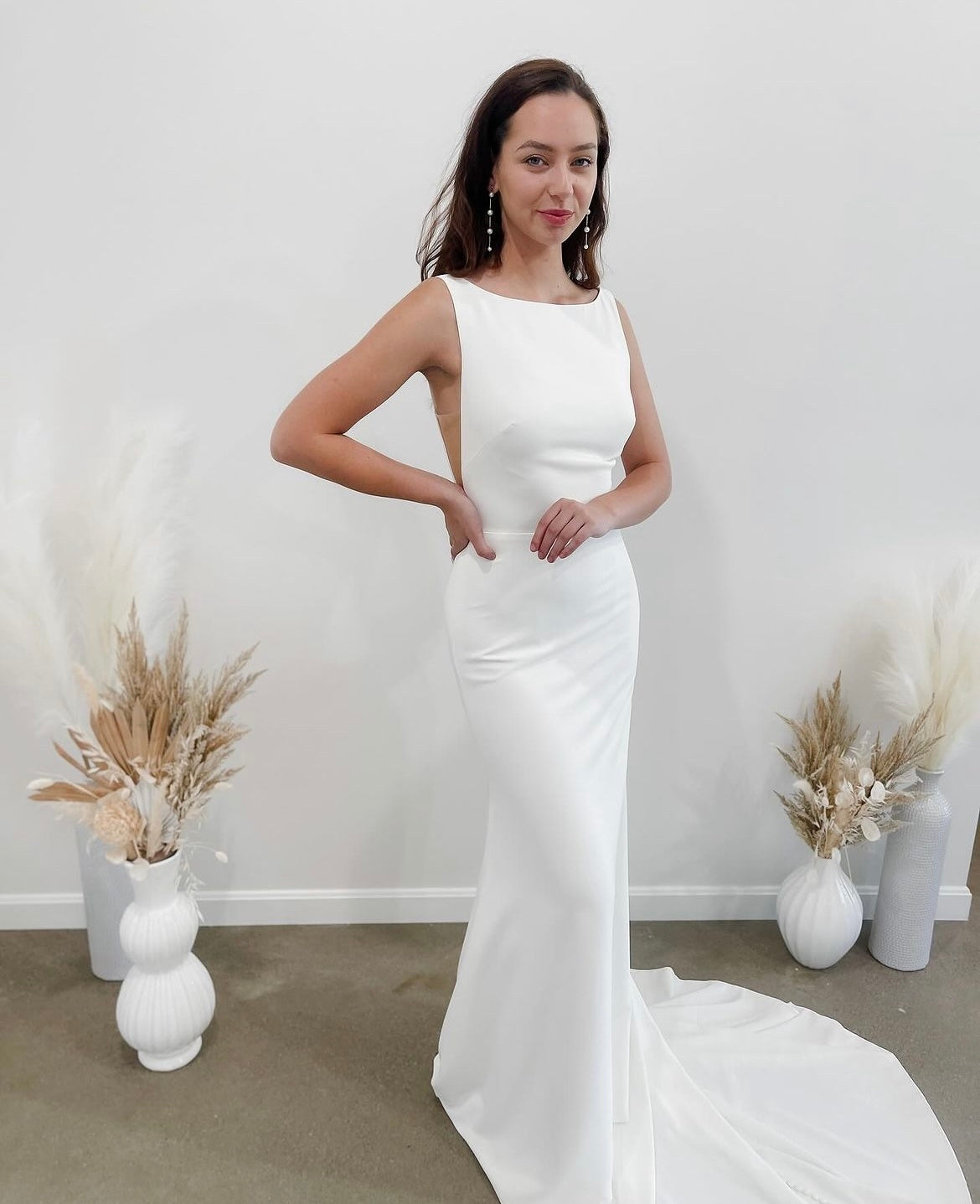 * EXCLUSIVITÉ * Silas - robe de mariée moderne ajustée et épurée à encolure Sabrina et ouvertures transparentes sur les côtés * EXCLUSIVITÉ * Silas - robe de mariée moderne ajustée et épurée à encolure Sabrina et ouvertures transparentes sur les côtés