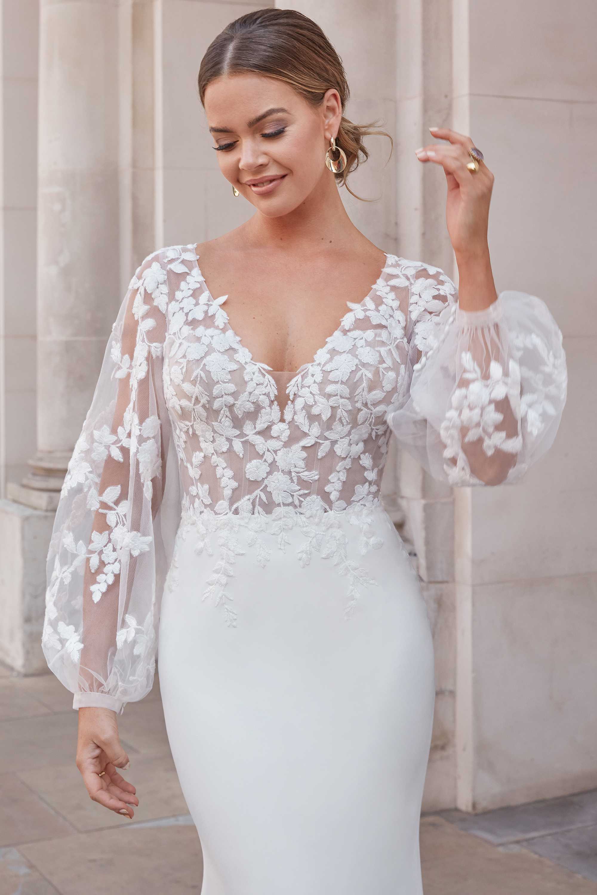 Bella *échantillon taille 20* - robe de mariée boho moderne avec dentelle de coton et jupe en crêpe satinée ajustée, manches longues bouffantes Bella *échantillon taille 20* - robe de mariée boho moderne avec dentelle de coton et jupe en crêpe satinée ajustée, manches longues bouffantes