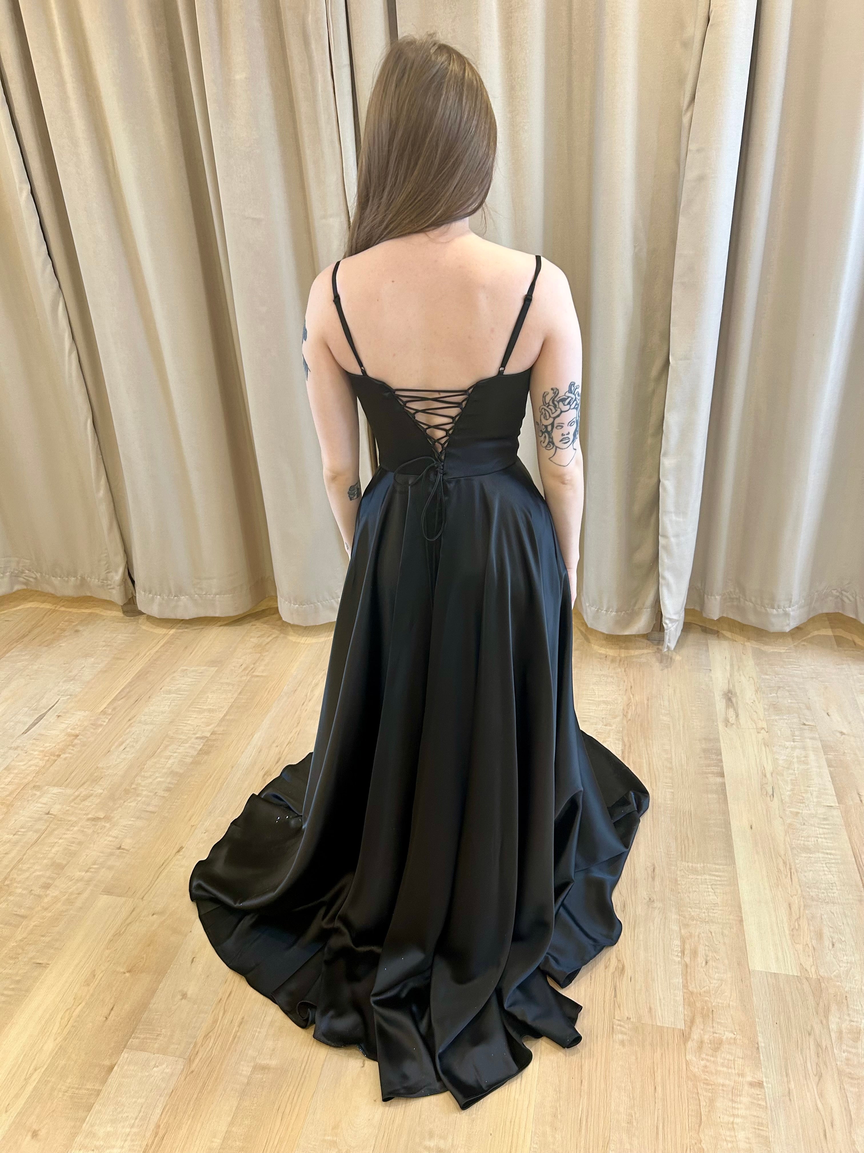 Heather - robe longue en tissus satiné avec corset, bretelles fines, dos lacé et jambe fendue Heather - robe longue en tissus satiné avec corset, bretelles fines, dos lacé et jambe fendue