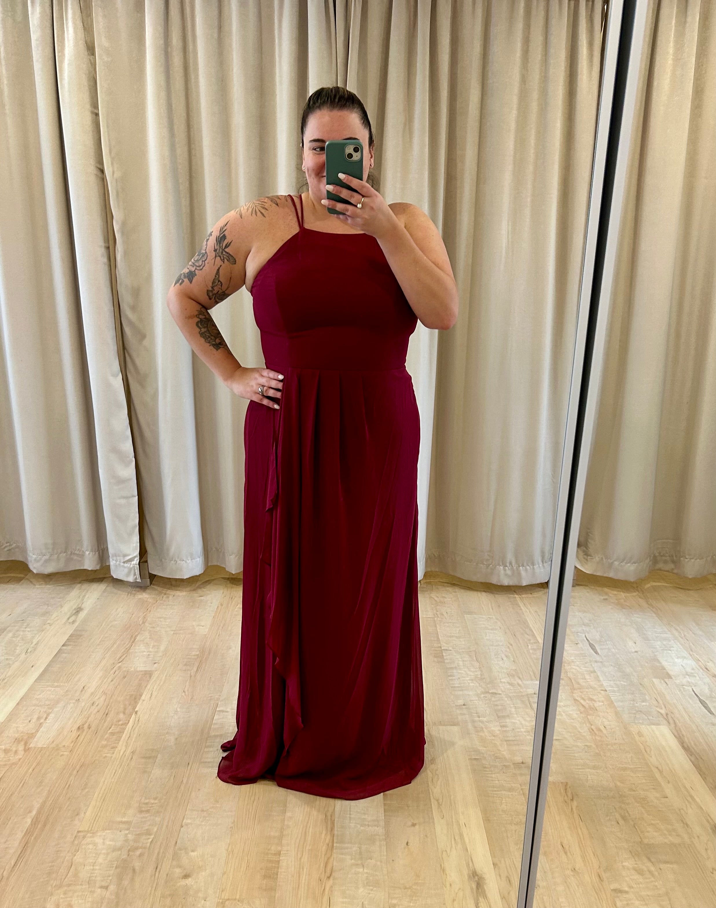 Sissy - Robe longue simple, col haut et jupe avec fente en cascade Sissy - Robe longue simple, col haut et jupe avec fente en cascade