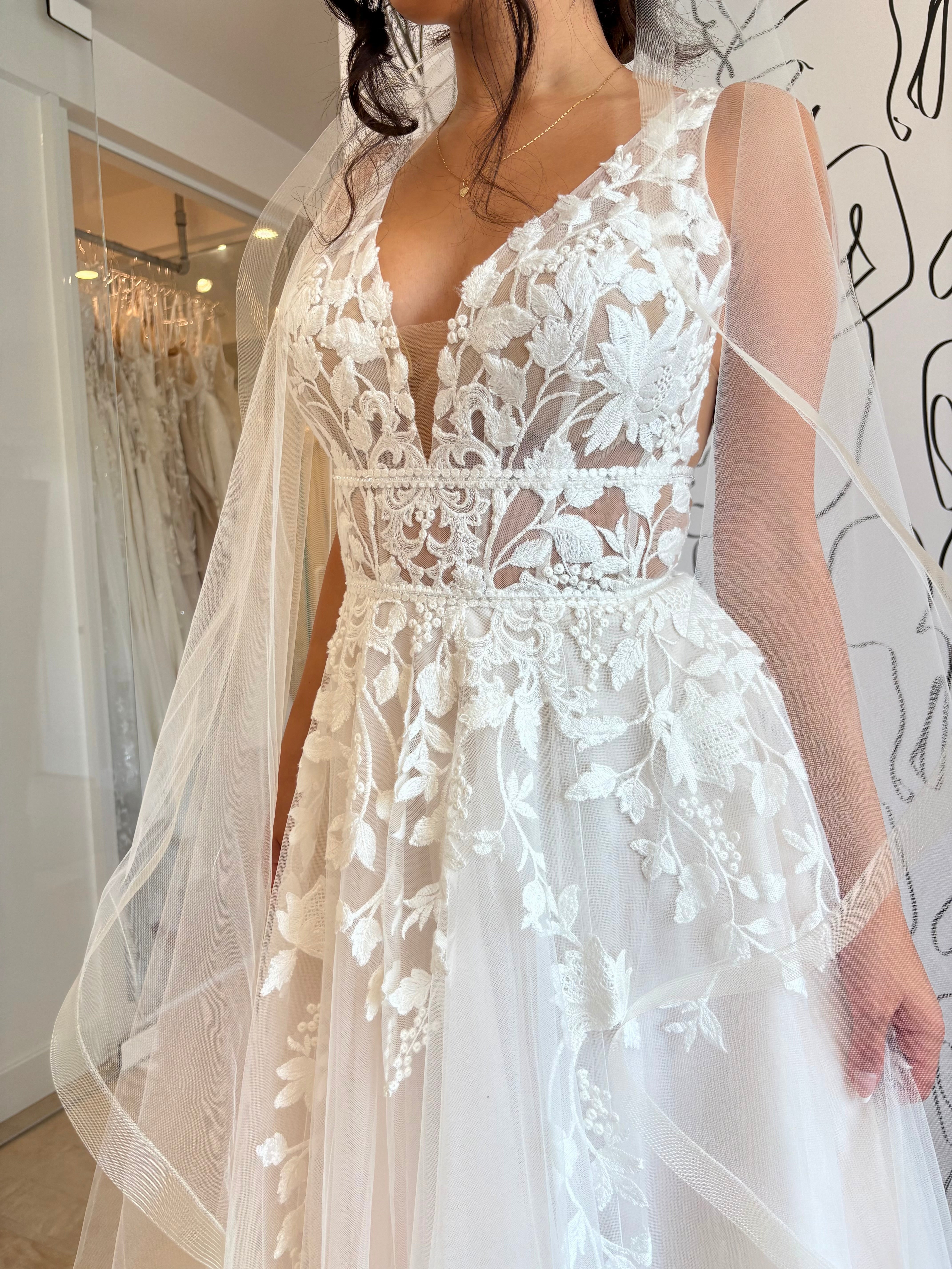 Atticus - robe de mariée haut de gamme en ligne A avec dentelle florale unique Atticus - robe de mariée haut de gamme en ligne A avec dentelle florale unique