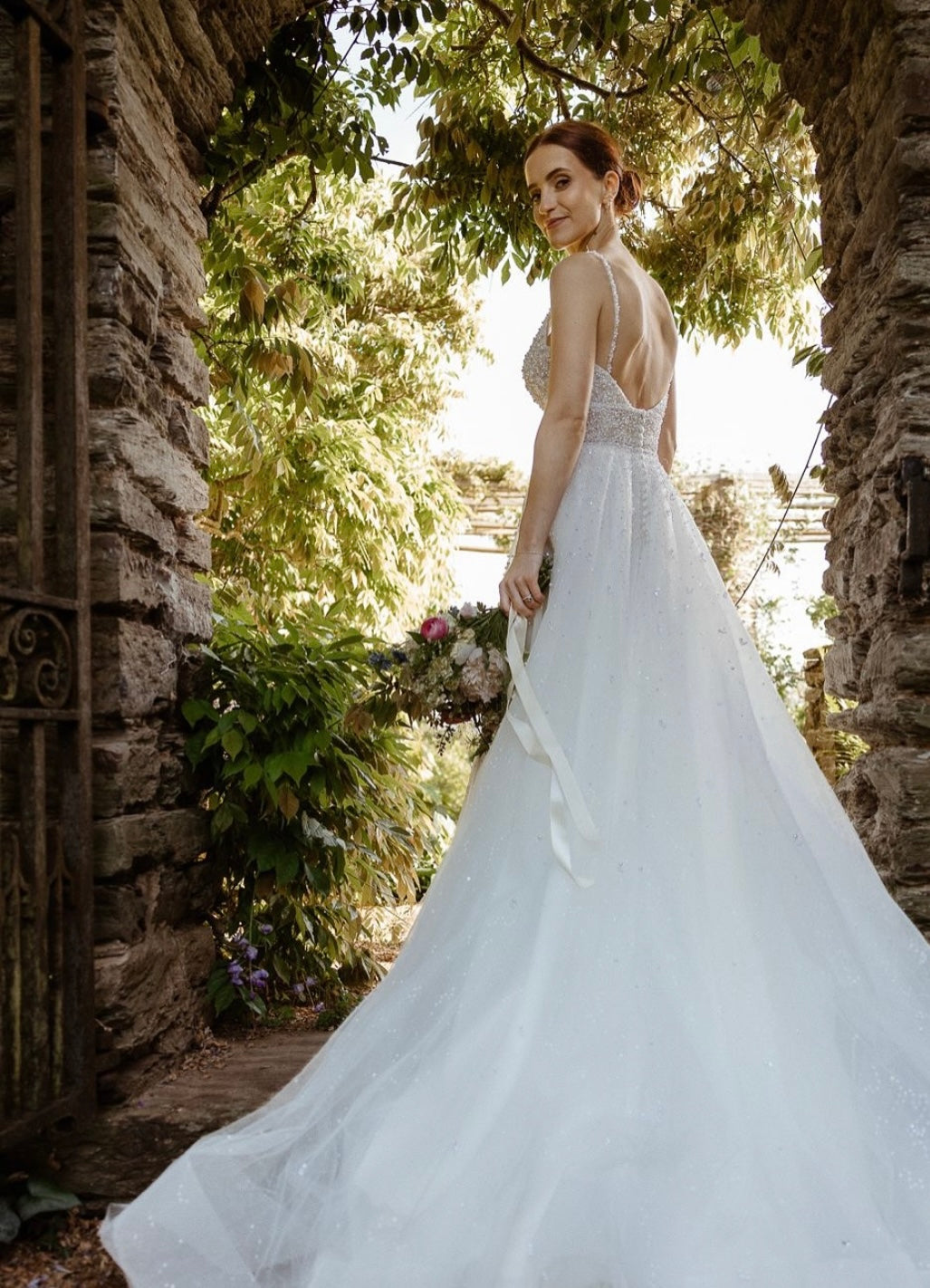 Maskara – robe de mariée haut de gamme en perles et tulle Maskara – robe de mariée haut de gamme en perles et tulle