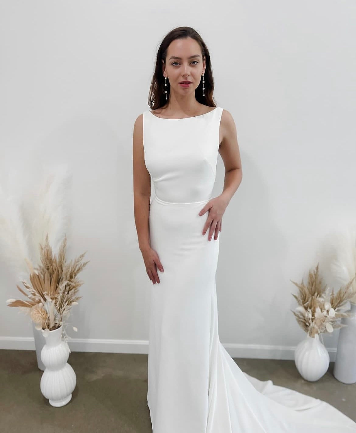 * EXCLUSIVITÉ * Silas - robe de mariée moderne ajustée et épurée à encolure Sabrina et ouvertures transparentes sur les côtés * EXCLUSIVITÉ * Silas - robe de mariée moderne ajustée et épurée à encolure Sabrina et ouvertures transparentes sur les côtés