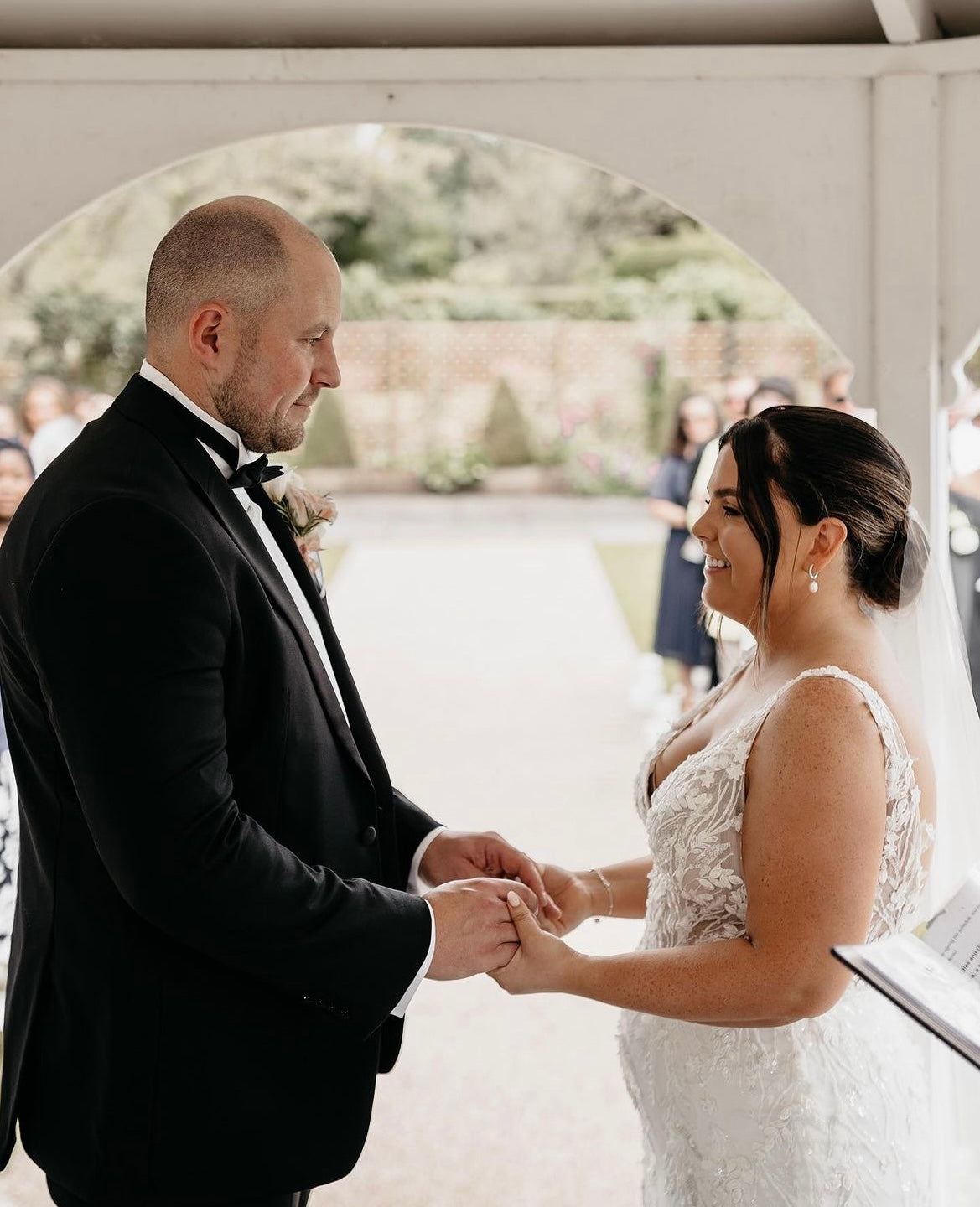 Xena - robe à coupe ajustée à dentelle perlée luxueuse et dos dénudé, avec boucles amovibles Xena - robe à coupe ajustée à dentelle perlée luxueuse et dos dénudé, avec boucles amovibles