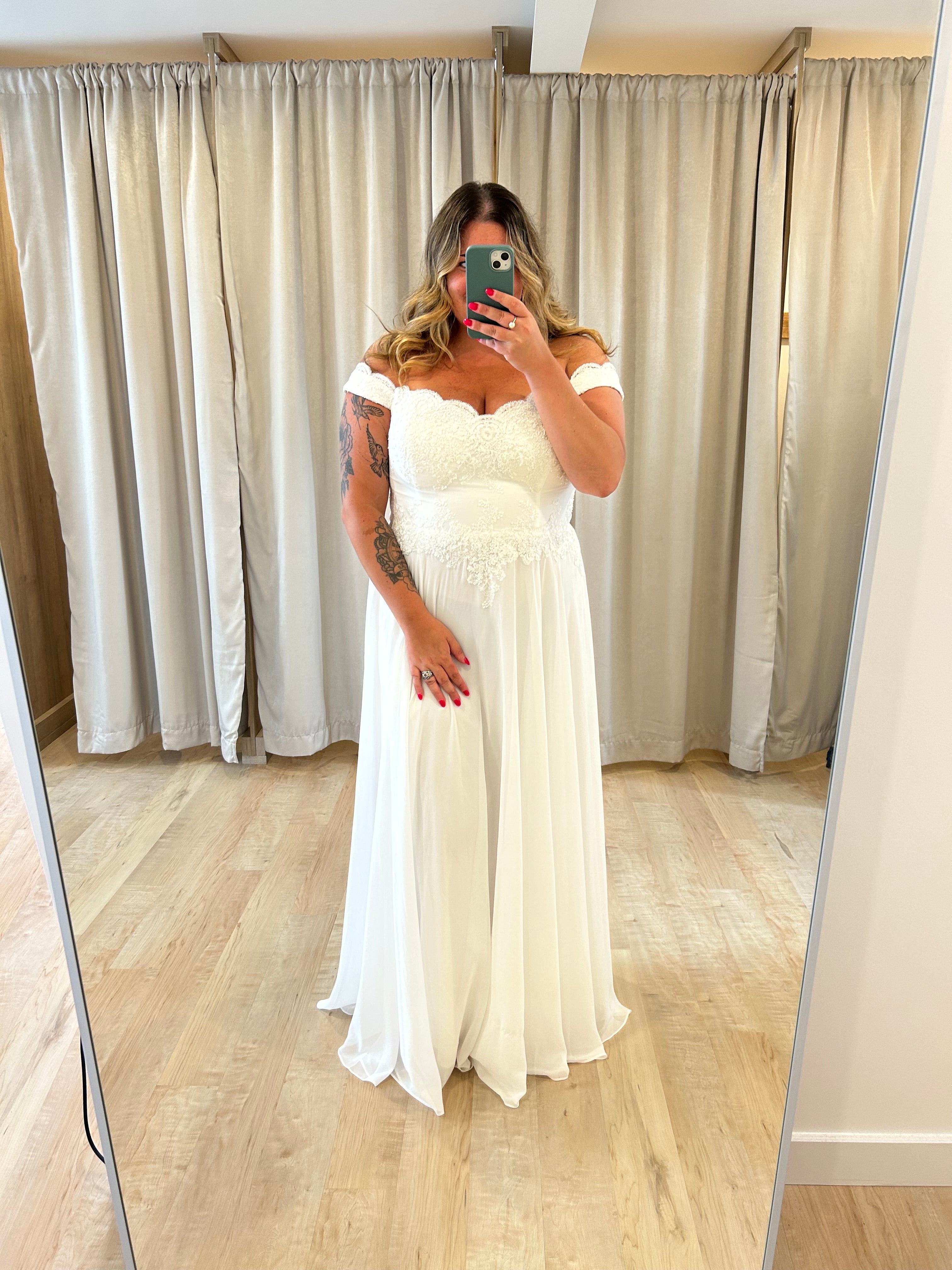 Delia - robe longue en chiffon avec corsage romantique off shoulder Delia - robe longue en chiffon avec corsage romantique off shoulder