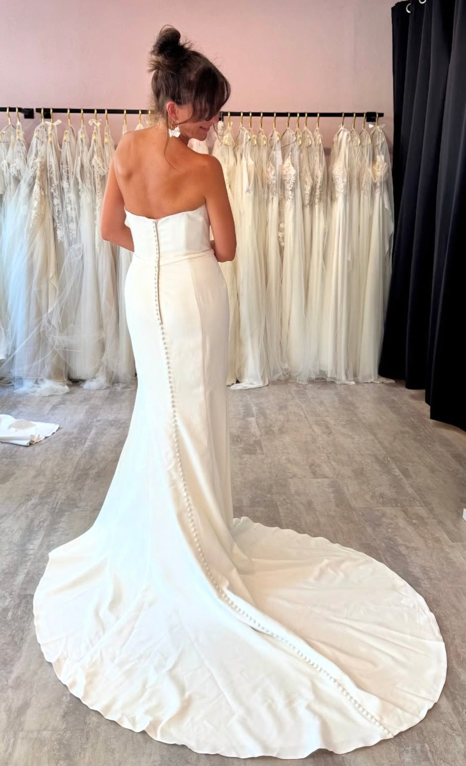Skye - robe de mariée moderne ajustée et épurée à encolure carré sans bretelles avec fente à la jambe Skye - robe de mariée moderne ajustée et épurée à encolure carré sans bretelles avec fente à la jambe