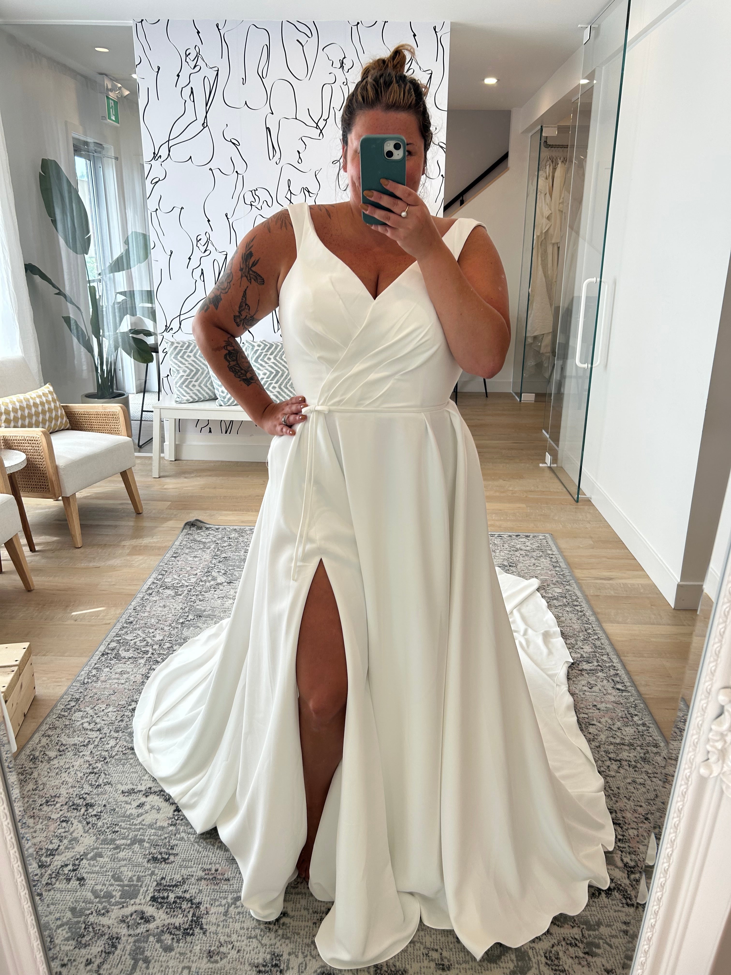 Wisteria - robe de mariée moderne en crêpe et chiffon Wisteria - robe de mariée moderne en crêpe et chiffon