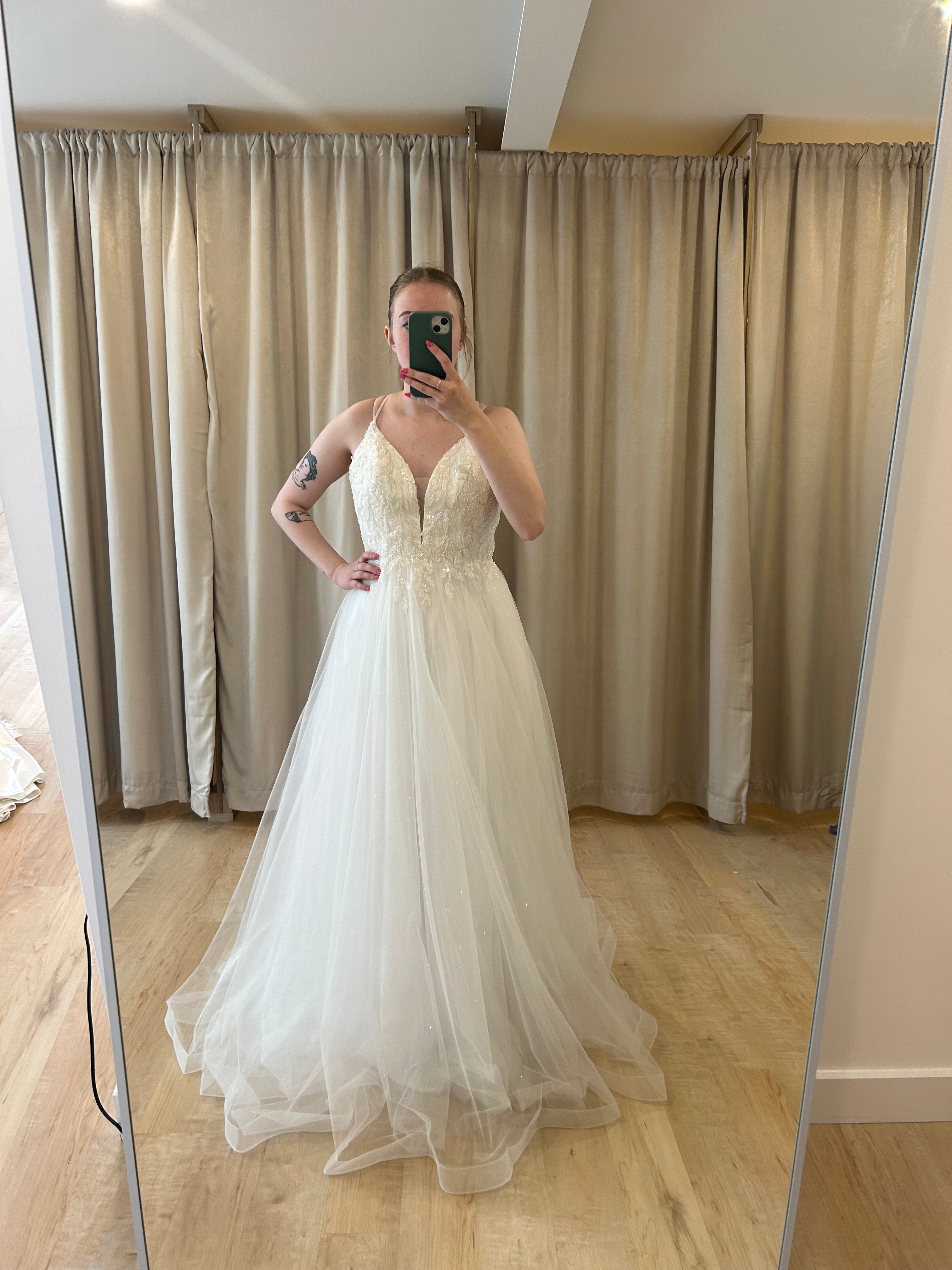 Wiley - robe de mariée classique avec jupe en tulle et haut brodé dentelle avec brillants avec bretelles fines Wiley - robe de mariée classique avec jupe en tulle et haut brodé dentelle avec brillants avec bretelles fines