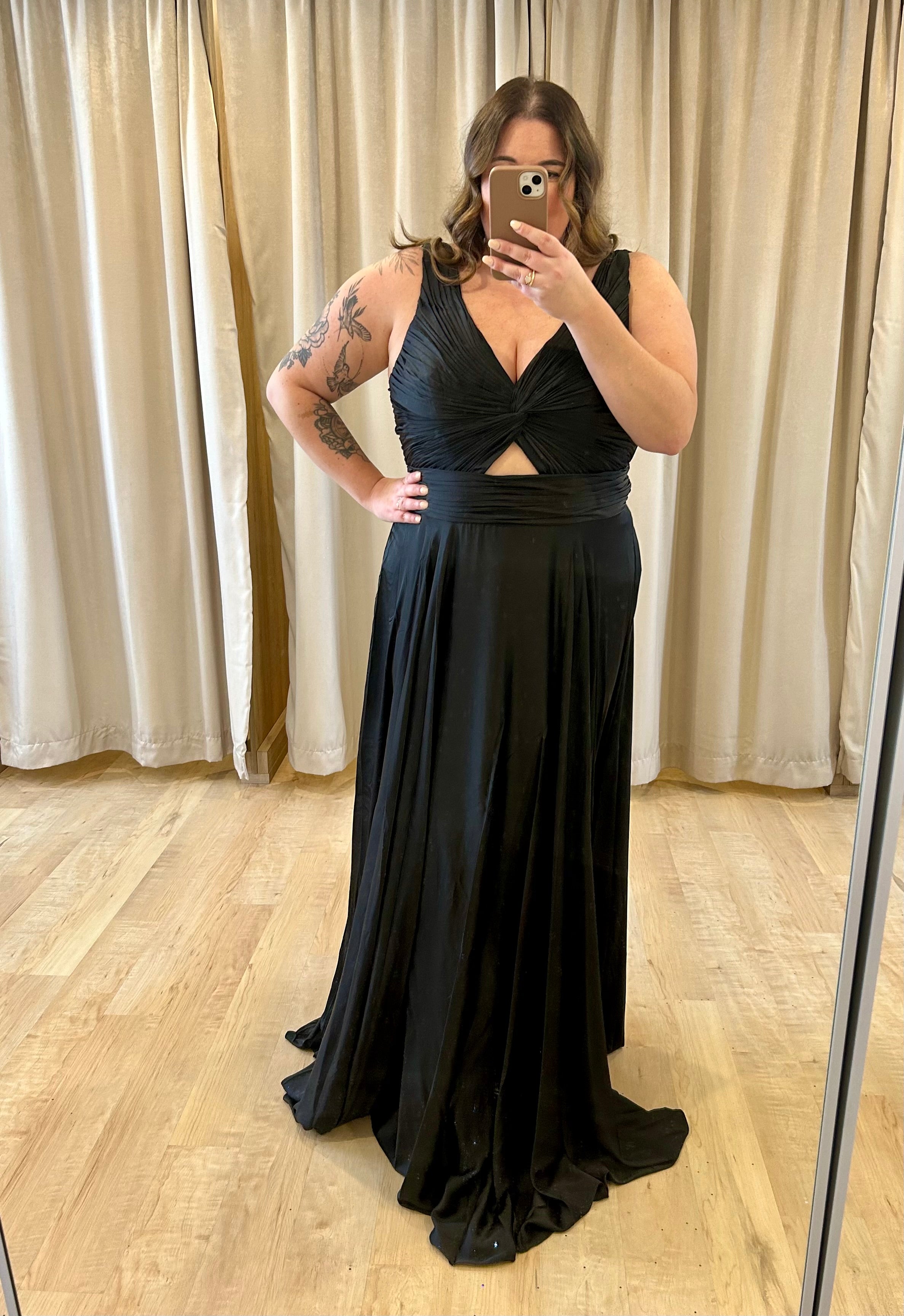 Rushe *tailles 16 à 24* - robe longue en tissus satiné avec jeu de plis et cut-out à l'avant Rushe *tailles 16 à 24* - robe longue en tissus satiné avec jeu de plis et cut-out à l'avant