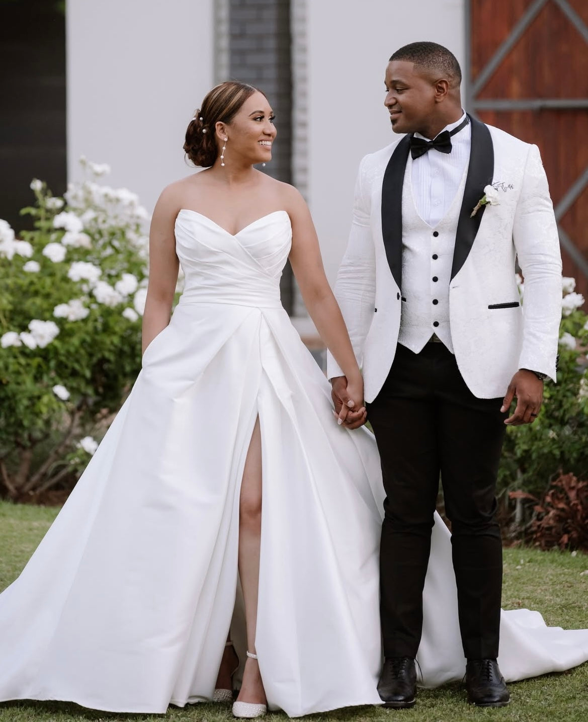 Watson - robe de mariée moderne et classique à bustier en coeur et fente dramatique à la jambe Watson - robe de mariée moderne et classique à bustier en coeur et fente dramatique à la jambe