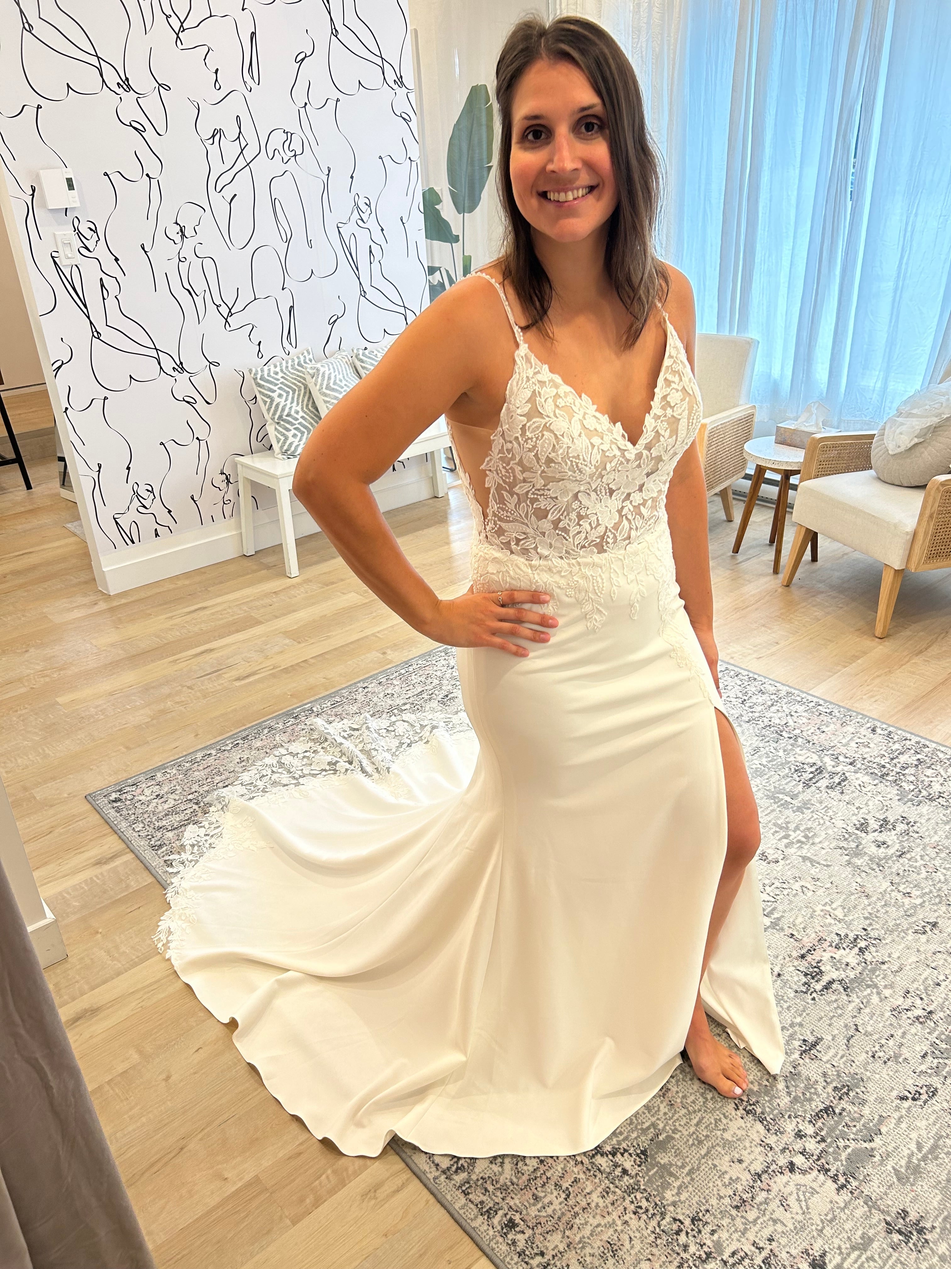 Zane - robe de mariée coupe ajustée en crêpe avec fente à la jambe à bretelles fines et dos ouvert Zane - robe de mariée coupe ajustée en crêpe avec fente à la jambe à bretelles fines et dos ouvert