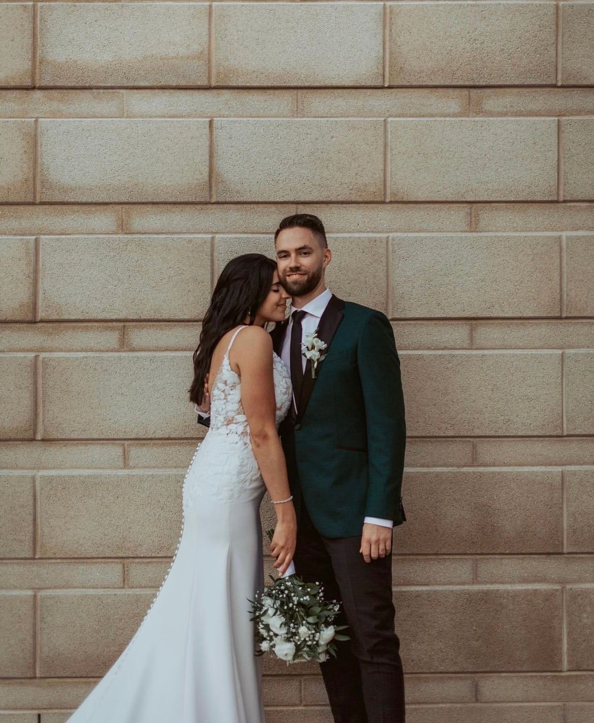 *EXCLUSIVITÉ* Tammy - robe de mariée coupe ajustée sans manches avec bas en crêpe et traîne en dentelle florale *EXCLUSIVITÉ* Tammy - robe de mariée coupe ajustée sans manches avec bas en crêpe et traîne en dentelle florale