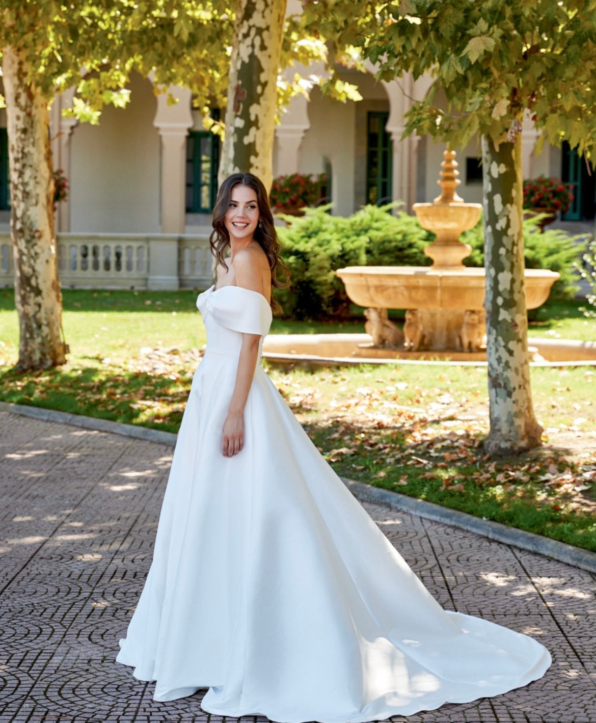 * EXCLUSIVITÉ * Bowton - robe de mariée moderne et classique à bustier off shoulders à boucle statement en tissus satiné avec jupe ample * EXCLUSIVITÉ * Bowton - robe de mariée moderne et classique à bustier off shoulders à boucle statement en tissus satiné avec jupe ample