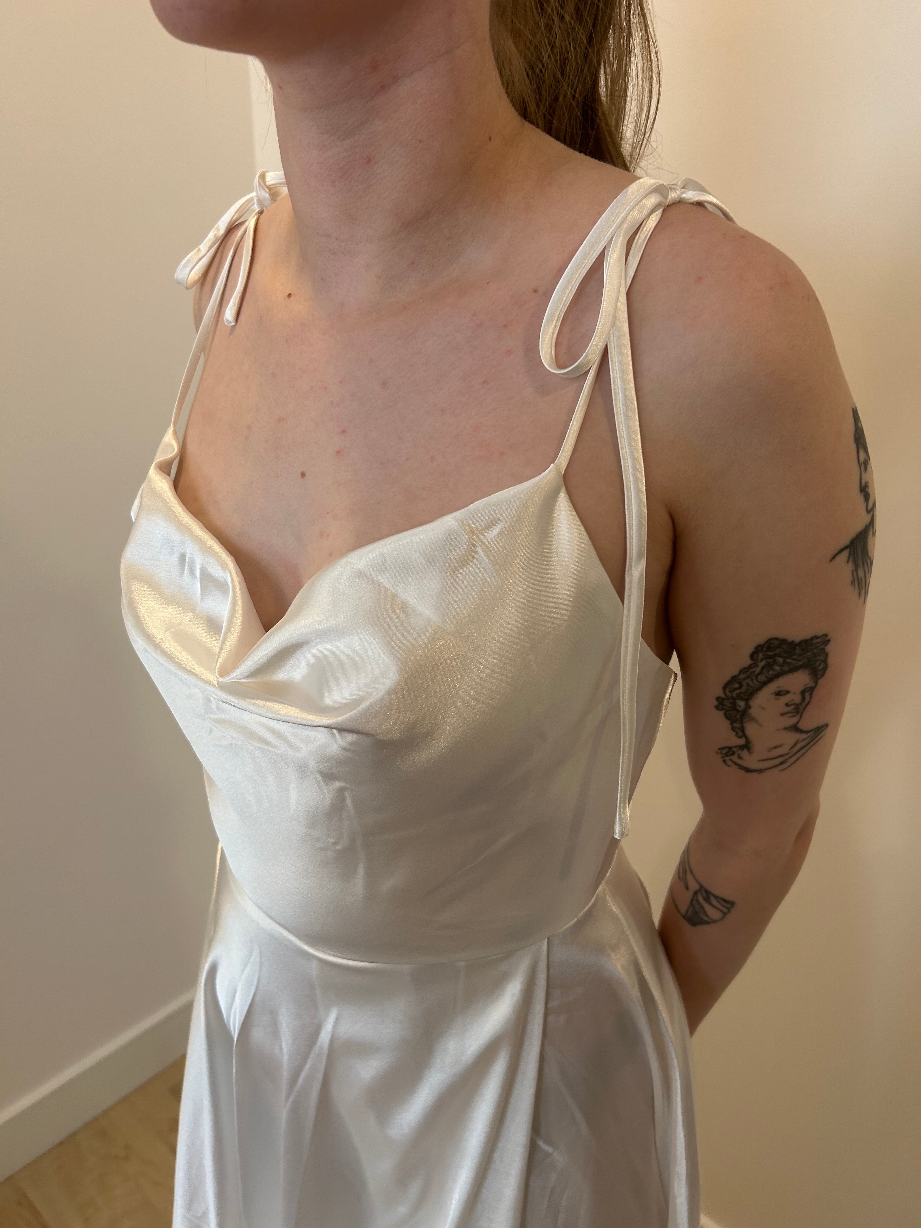 Beliza - robe longue en tissus satiné avec décolleté baveux et bretelles à nouer Beliza - robe longue en tissus satiné avec décolleté baveux et bretelles à nouer