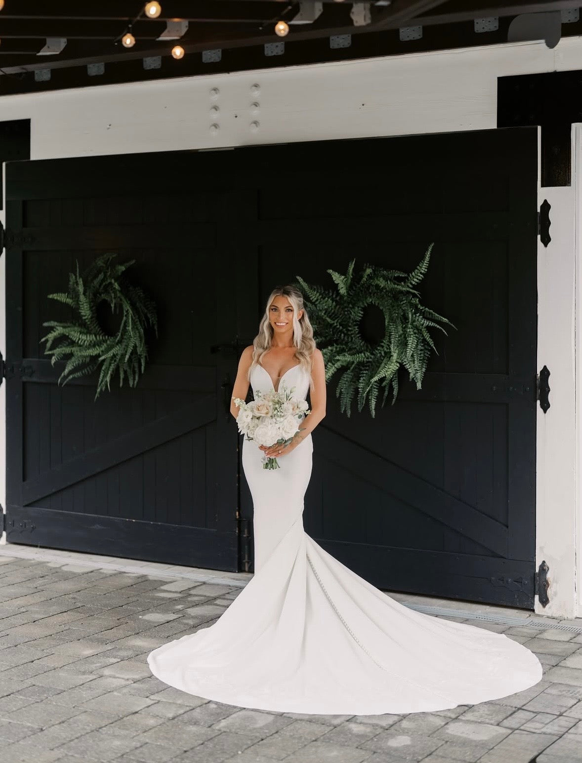 Giulia - robe de mariée coupe ajustée en crêpe à bretelles fines et accents de dentelle Giulia - robe de mariée coupe ajustée en crêpe à bretelles fines et accents de dentelle
