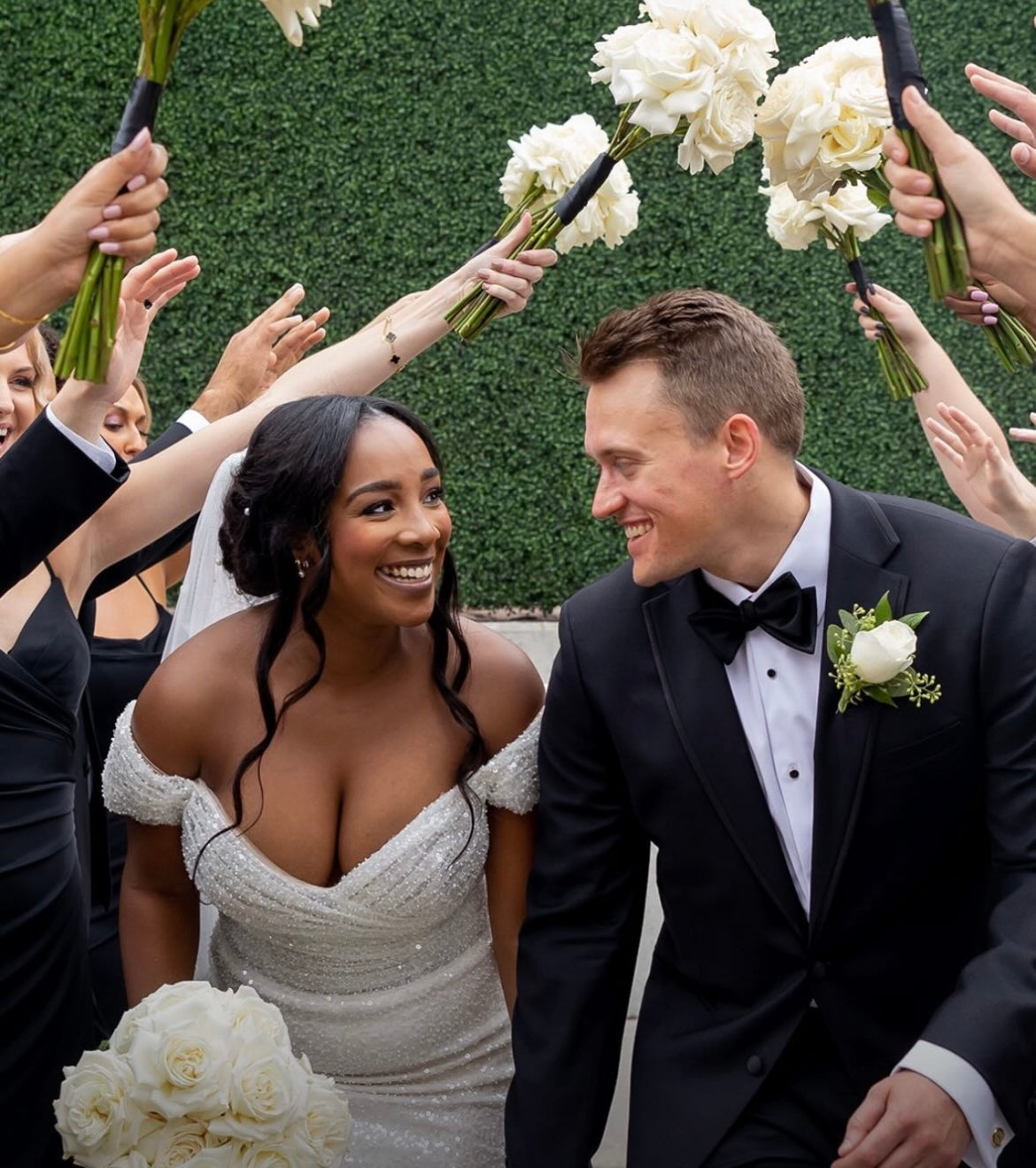 Cardea - robe de mariée ajustée glam en brillant à épaules dénudées Cardea - robe de mariée ajustée glam en brillant à épaules dénudées