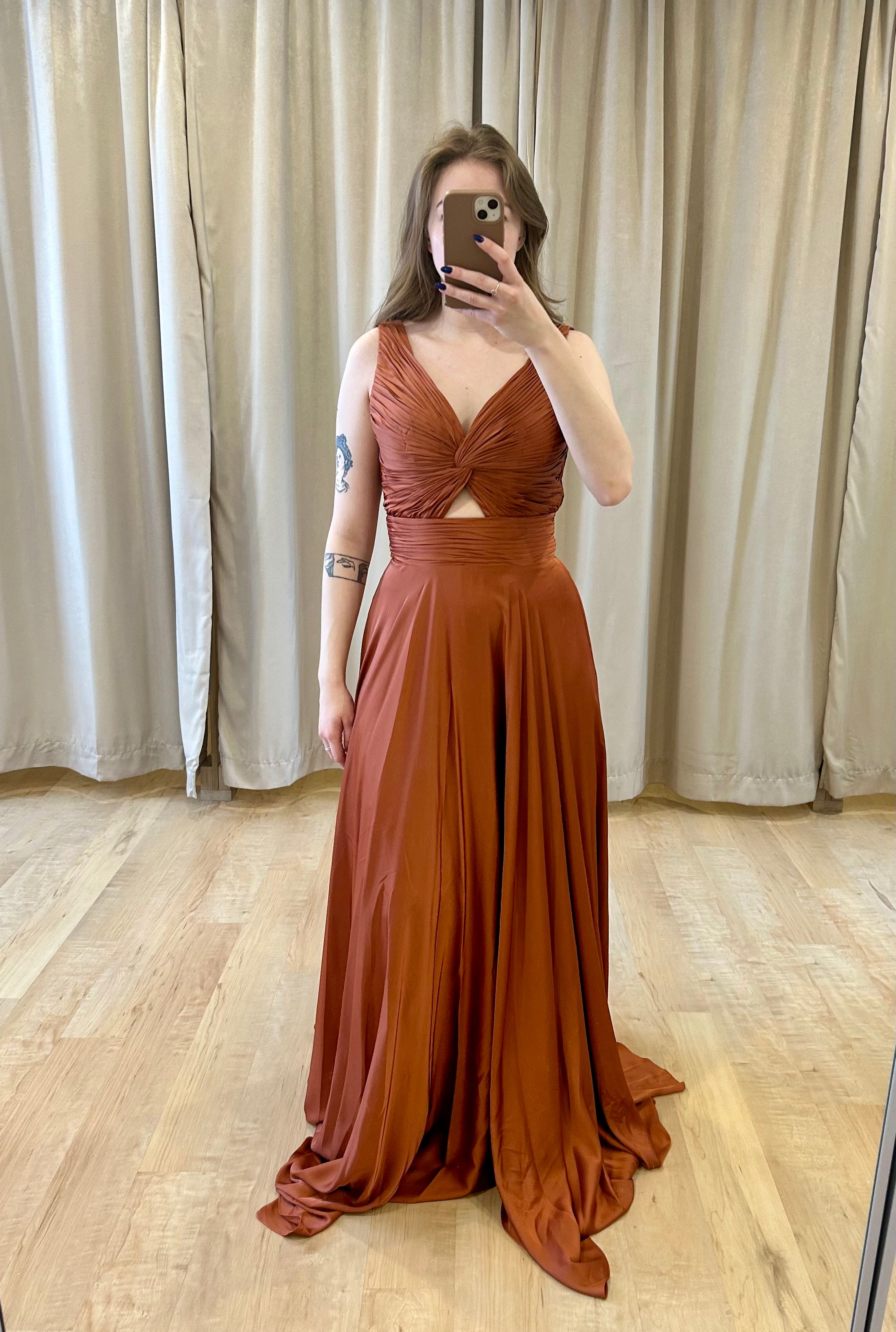 Rushe *tailles 4 à 14* - robe longue en tissus satiné avec jeu de plis et cut-out à l'avant Rushe *tailles 4 à 14* - robe longue en tissus satiné avec jeu de plis et cut-out à l'avant