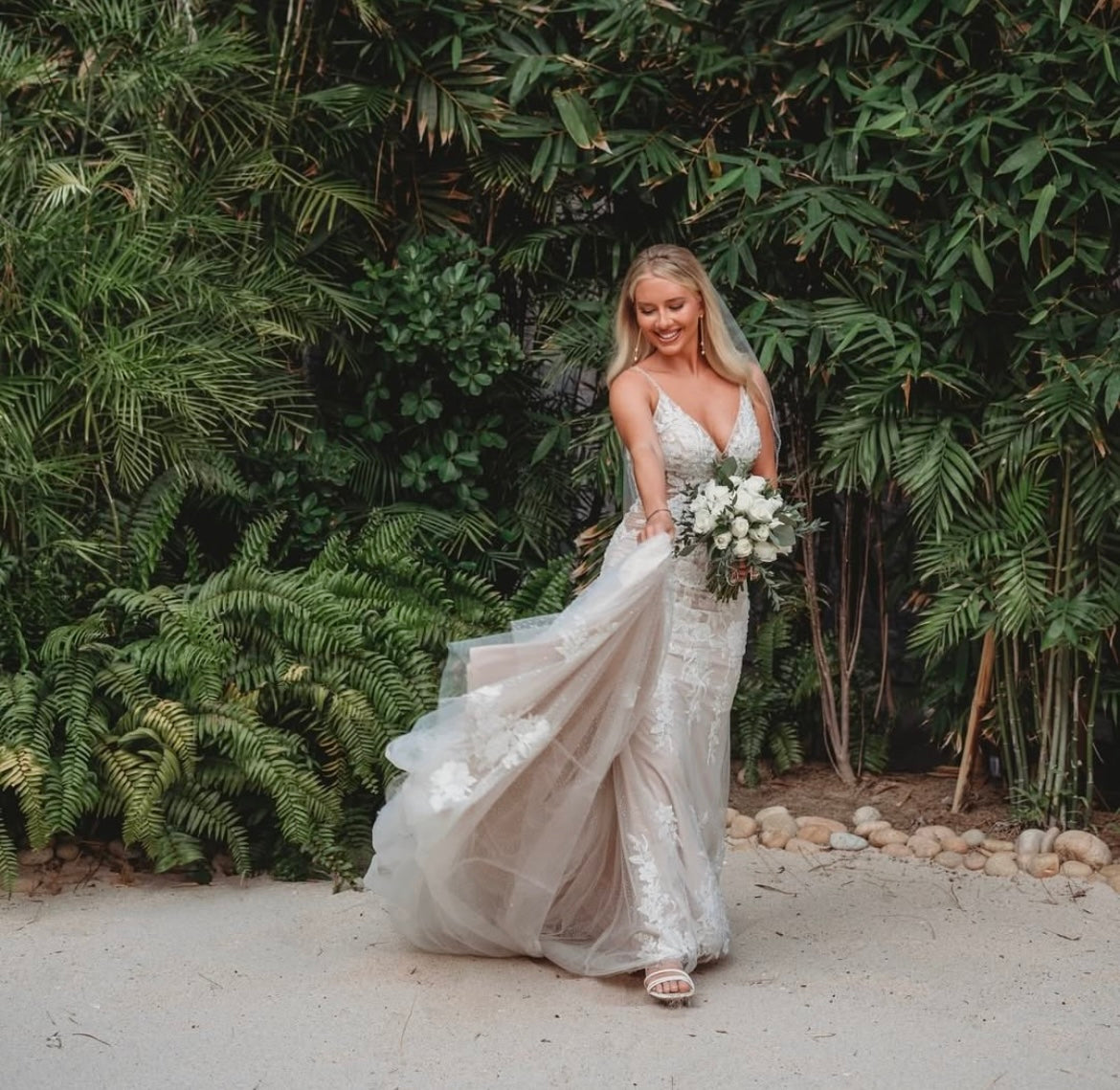 Natalia - robe de mariée sexy et audacieuse de coupe ajustée en dentelle luxueuse et dos ouvert en V Natalia - robe de mariée sexy et audacieuse de coupe ajustée en dentelle luxueuse et dos ouvert en V