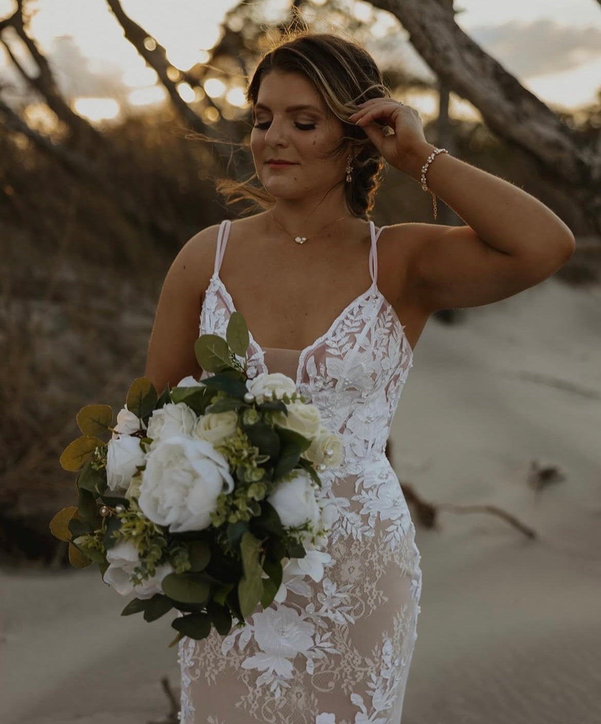 Barnes - robe de mariée en dentelle avec fleurs et overskirt en tulle Barnes - robe de mariée en dentelle avec fleurs et overskirt en tulle