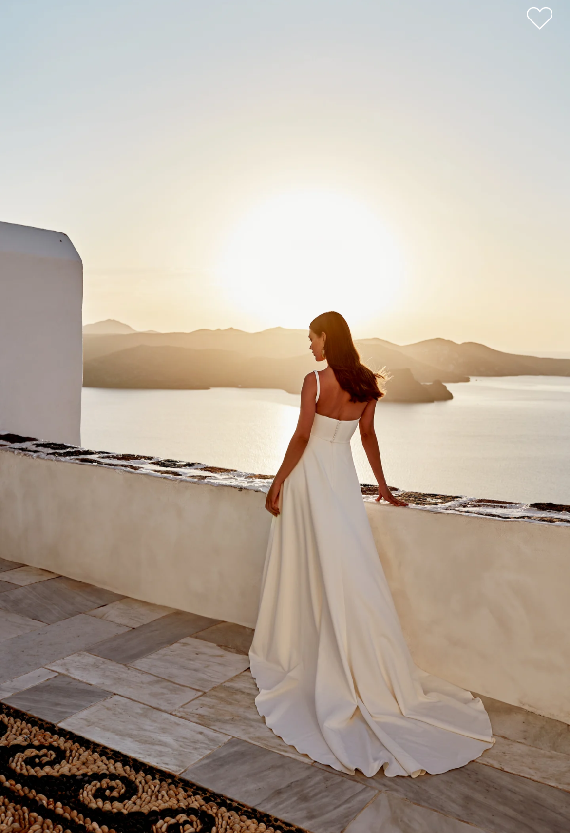 Romie - robe de mariée moderne et épurée à encolure carré et ouvertures transparentes sur les côtés Romie - robe de mariée moderne et épurée à encolure carré et ouvertures transparentes sur les côtés