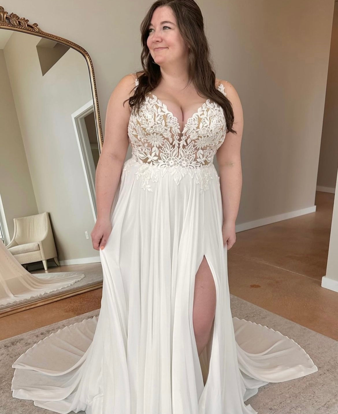 *EXCLUSIVITÉ* Jasper *taille plus* - robe de mariée avec jupe de chiffon et haut brodé *EXCLUSIVITÉ* Jasper *taille plus* - robe de mariée avec jupe de chiffon et haut brodé