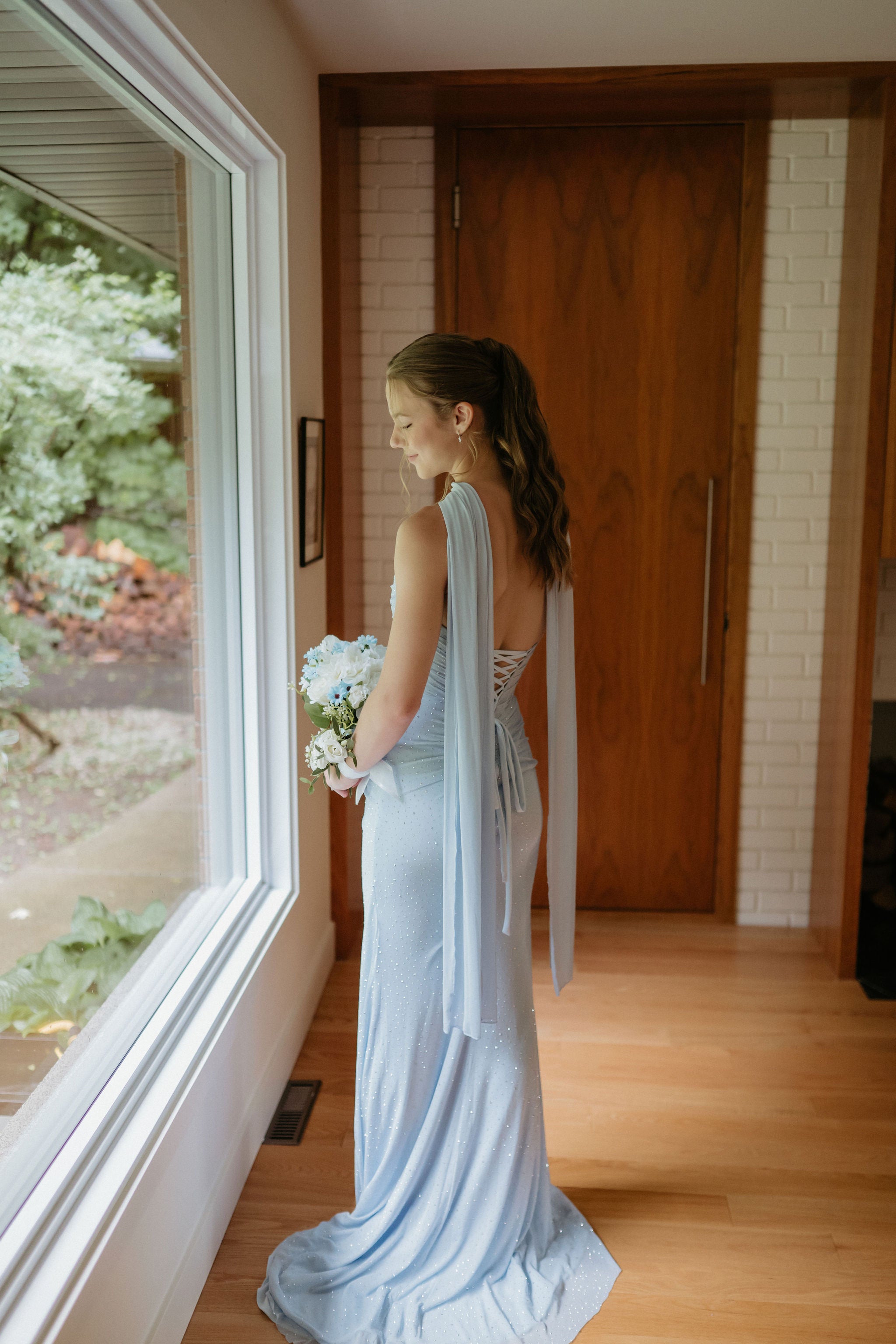 Dania - Robe longue extensible coupe sirène à jeu de plis avantageux en tissus à strass Dania - Robe longue extensible coupe sirène à jeu de plis avantageux en tissus à strass