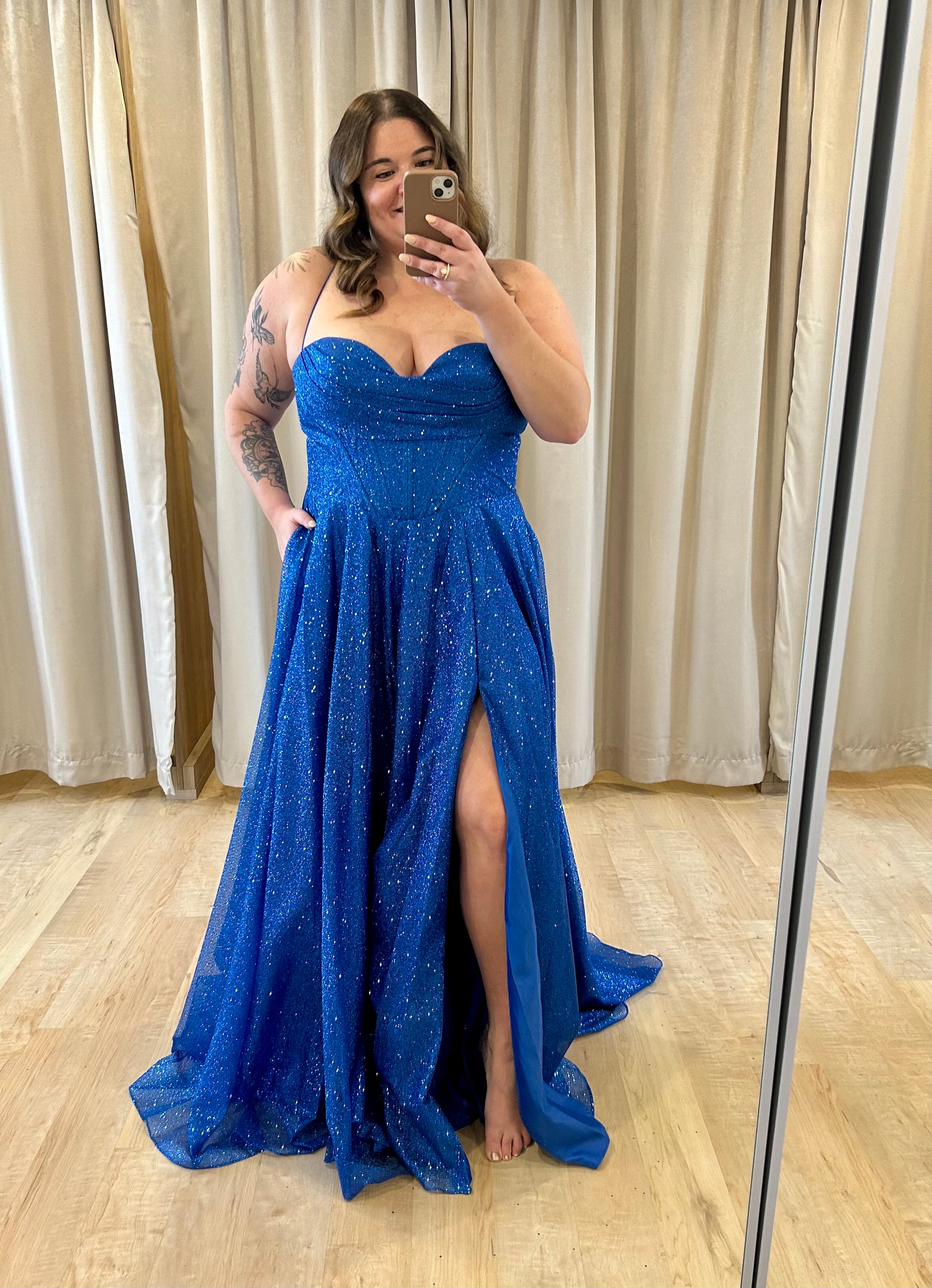 Emmetth - robe longue en tissus brillant à encolure droite de style corset et dos lacé Emmetth - robe longue en tissus brillant à encolure droite de style corset et dos lacé